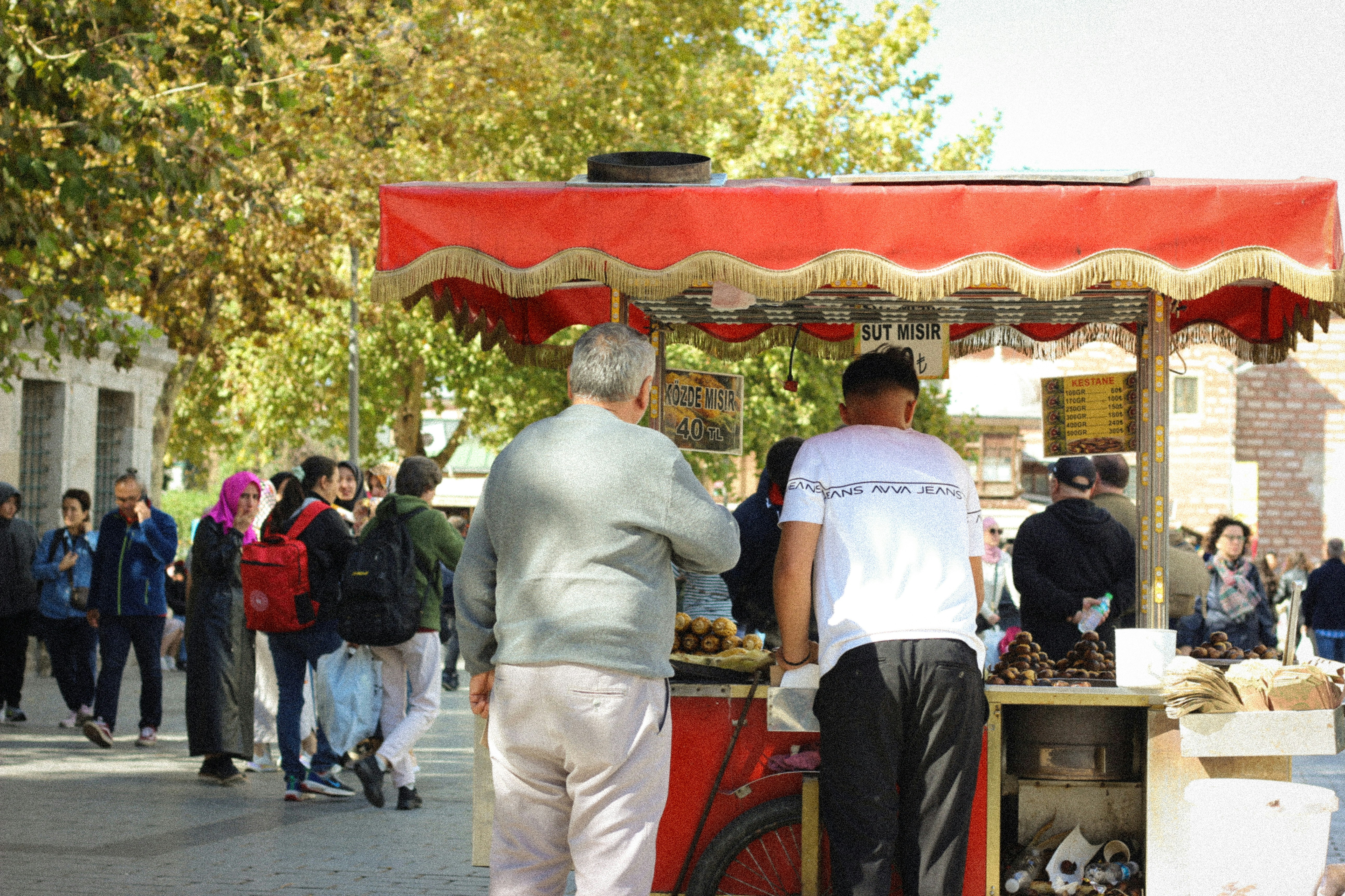 Les gens sont rassemblés à un stand de nourriture de rue.