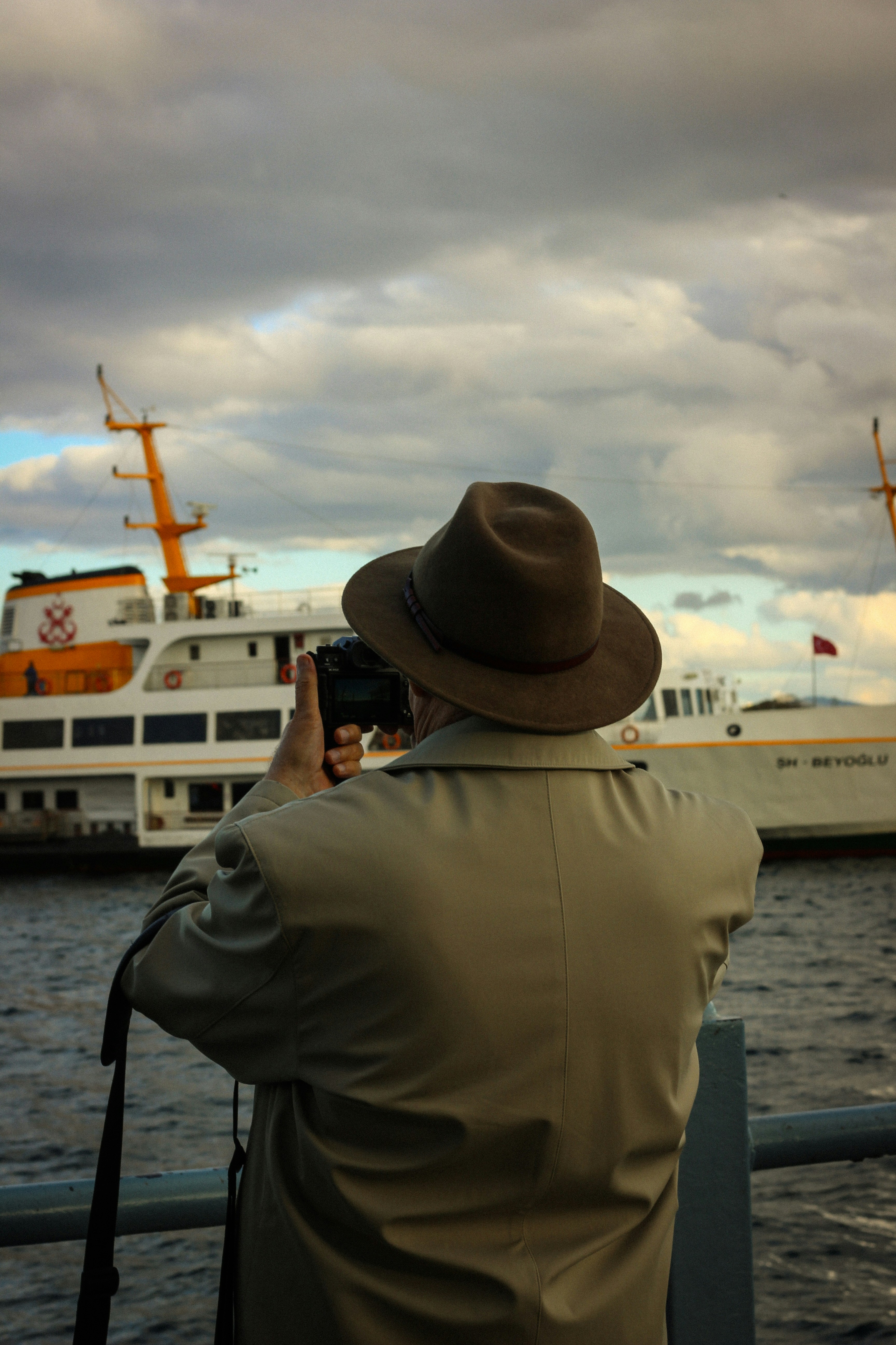 Une personne prend une photo d’un ferry.