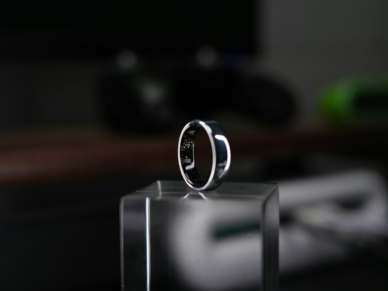Smart ring displayed on a clear block â biometric health tracking wearable