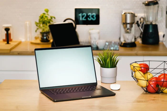 Laptop auf einer Küchentheke, bereit für digitale Rezeptplanung