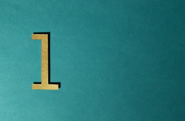 Nummer 1 in Gold auf grünem Untergrund