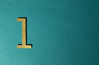 Nummer 1 in Gold auf grünem Untergrund