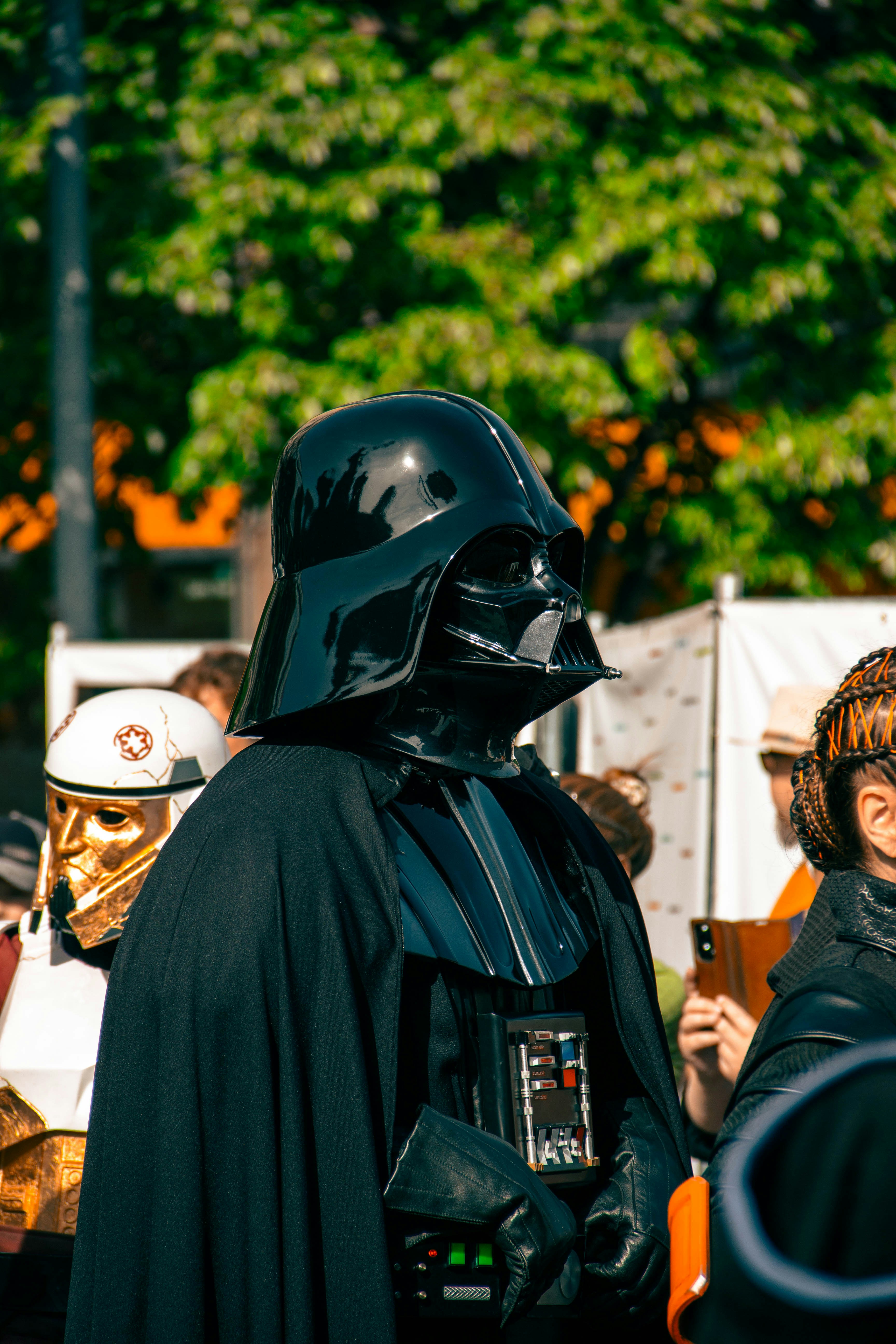 Darth vader berdiri di antara cosplayer star wars.