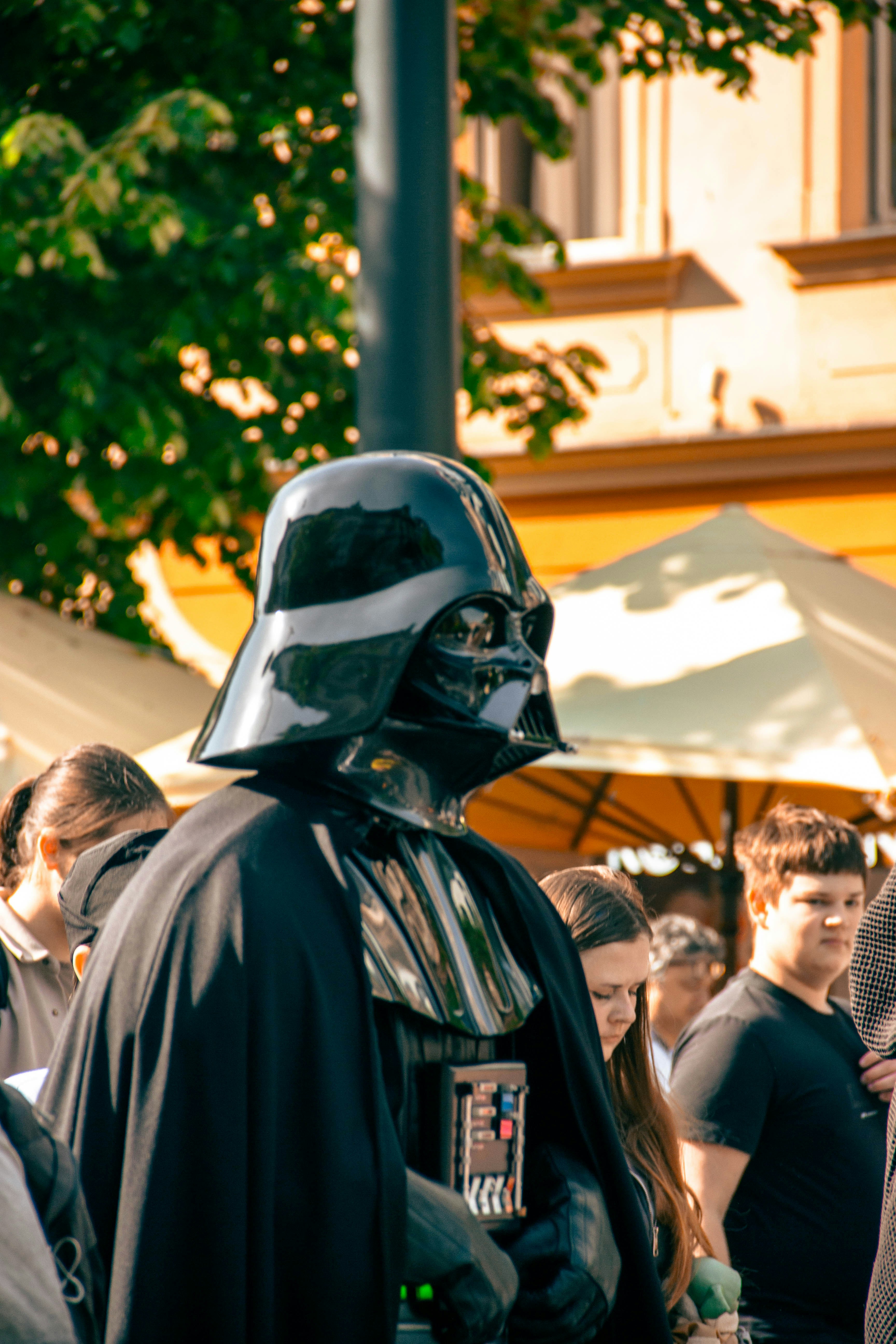 Darth vader menghadiri acara luar ruangan.