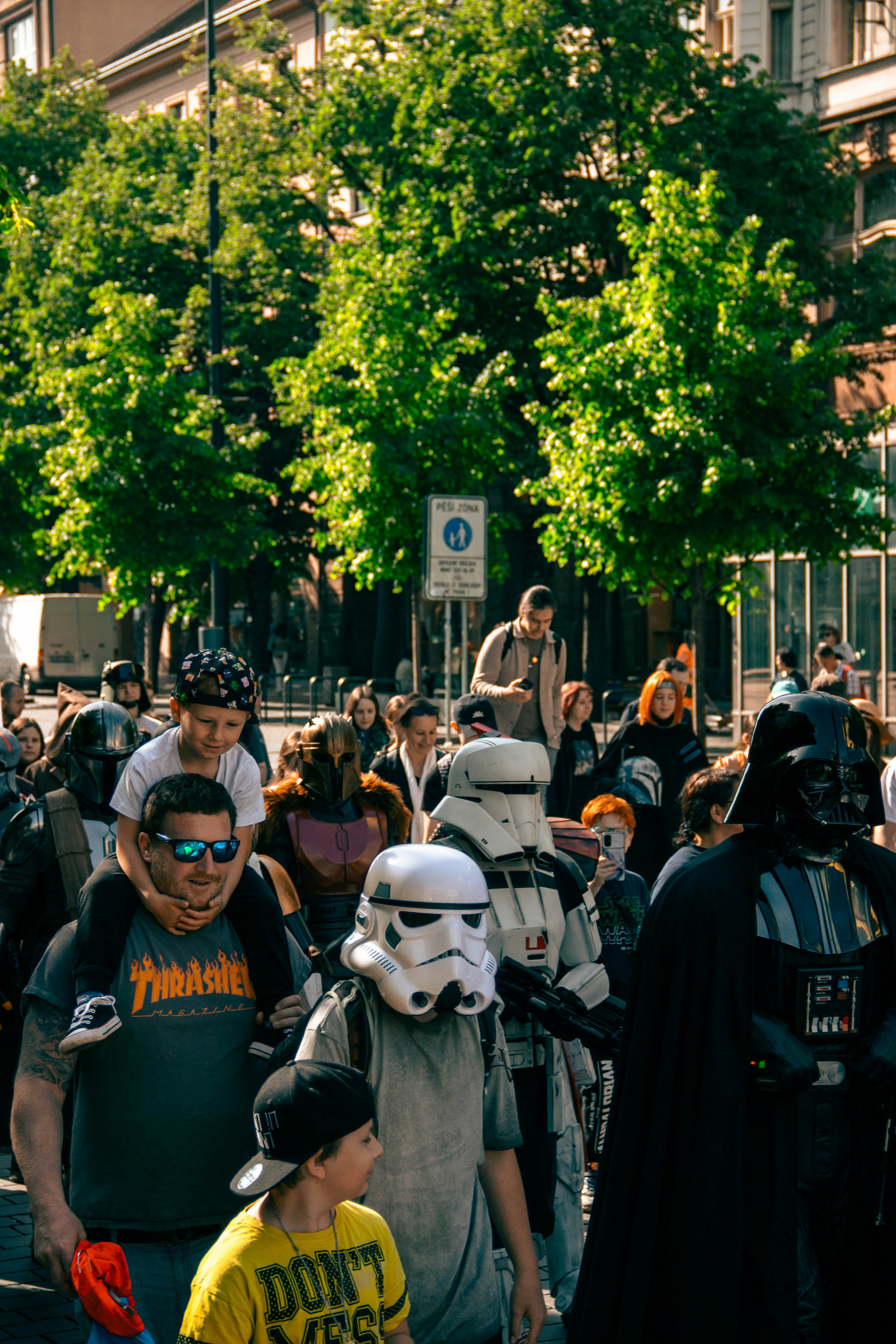 Orang-orang dengan kostum Star Wars berjalan di jalan.
