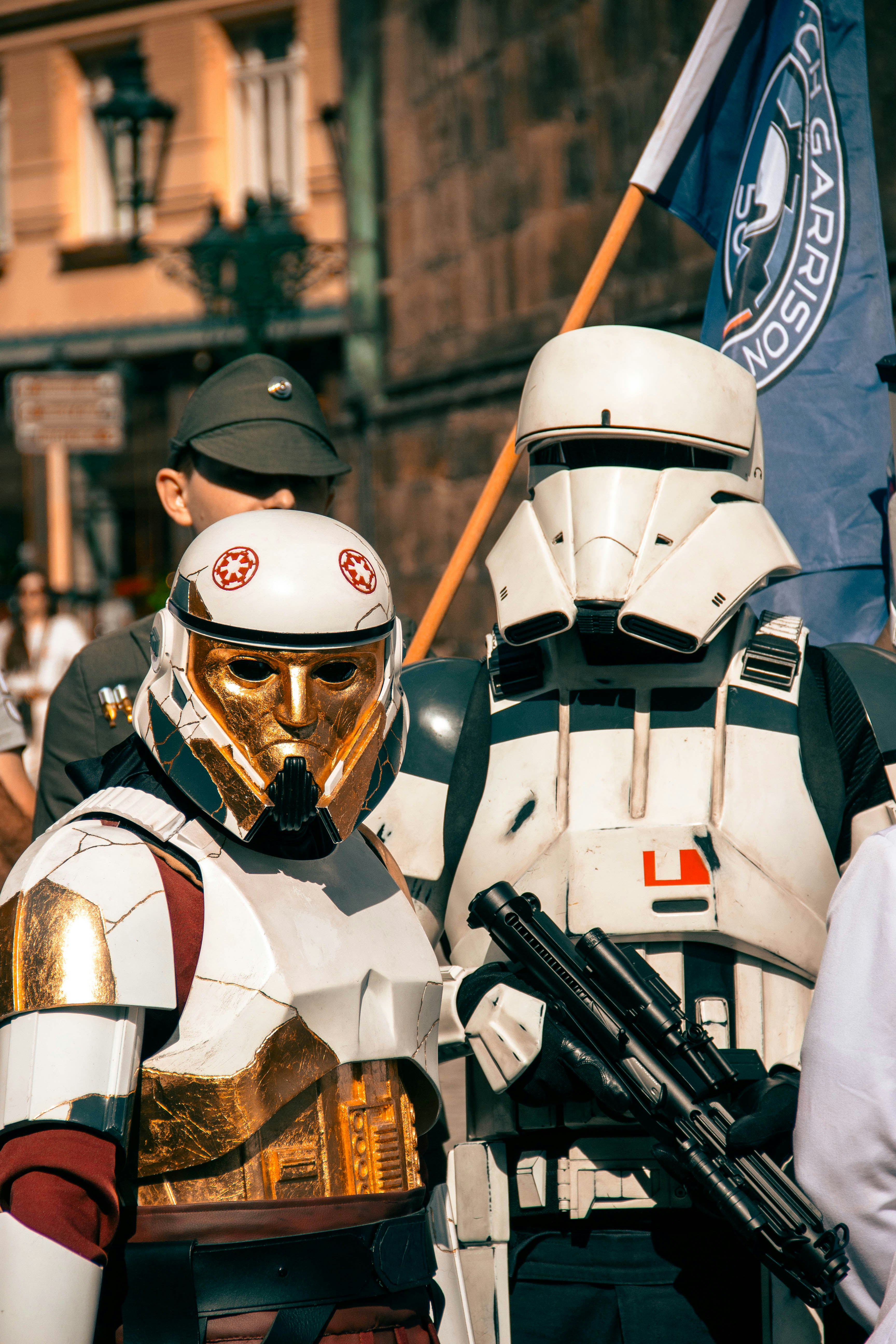 Cosplayer Star Wars berpose dengan kostum rumit mereka.