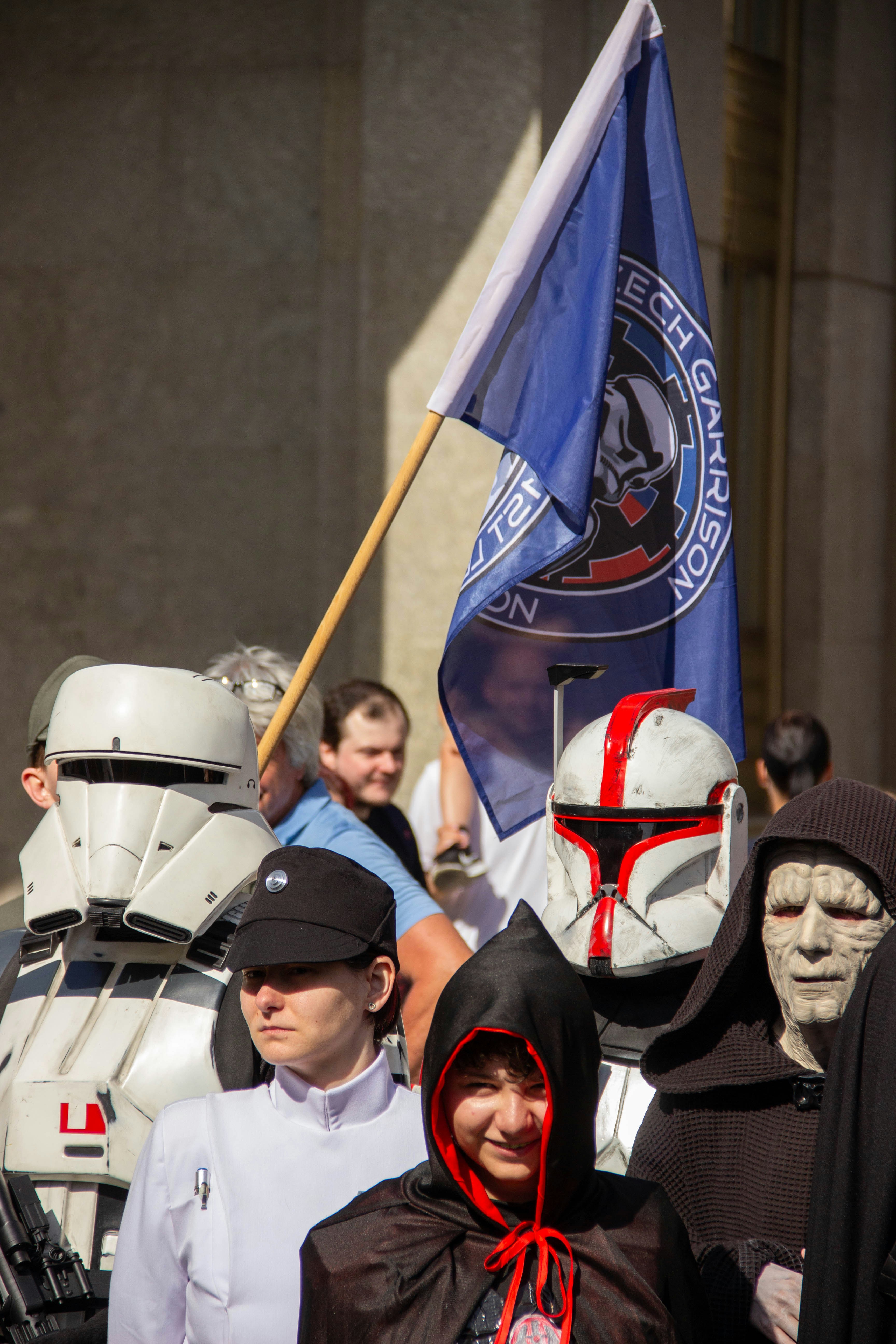 Penggemar Star Wars yang mengenakan kostum berkumpul bersama.