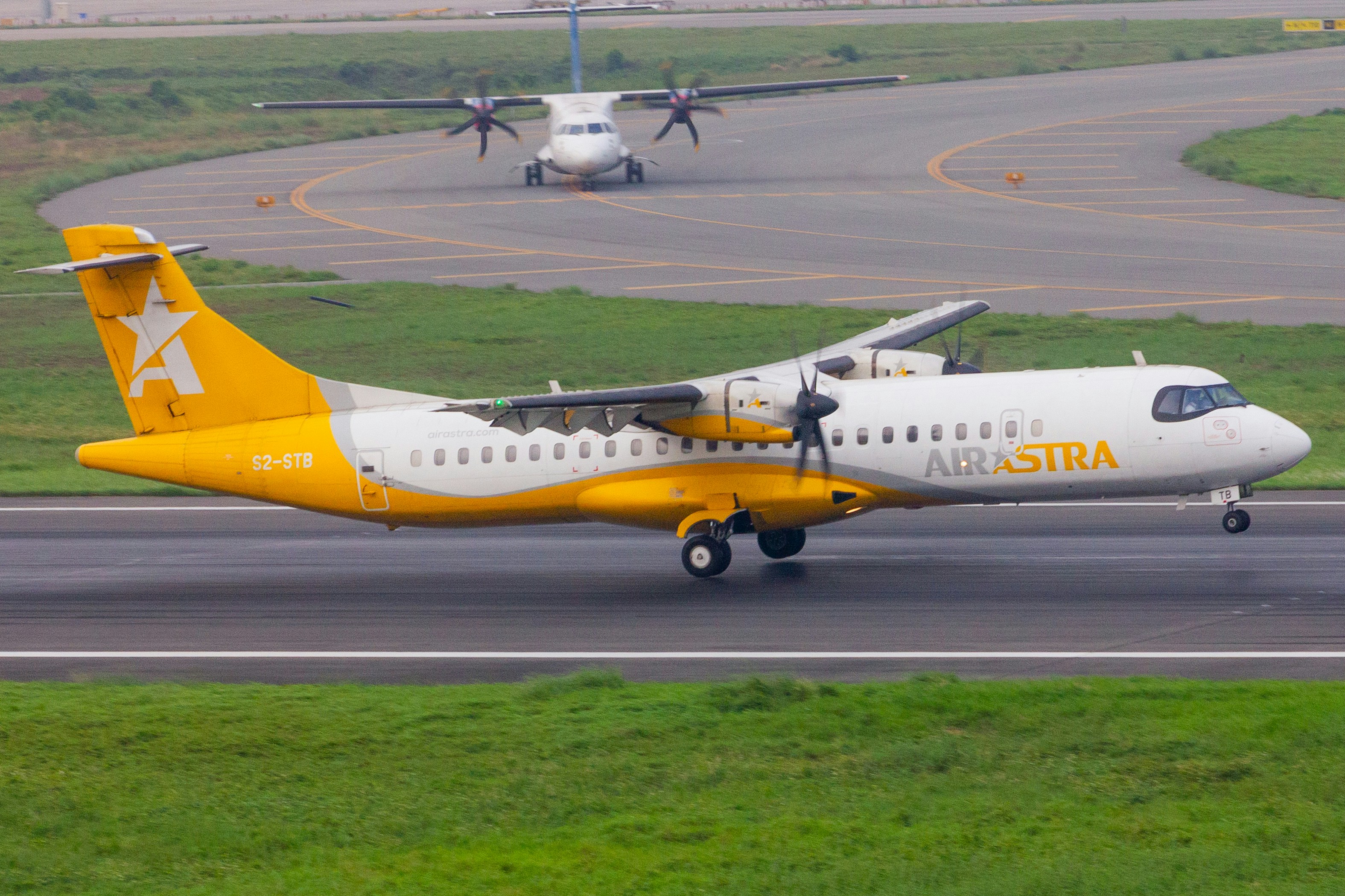 空港の滑走路に飛行機が着陸します。