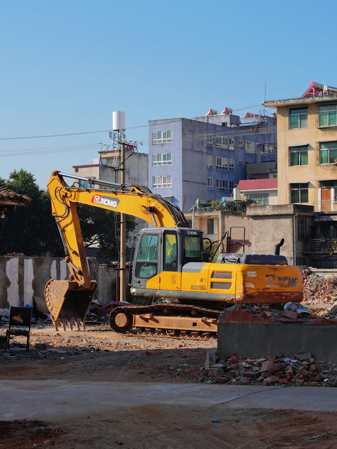 Koparka pracująca na budowie z układem hydraulicznym