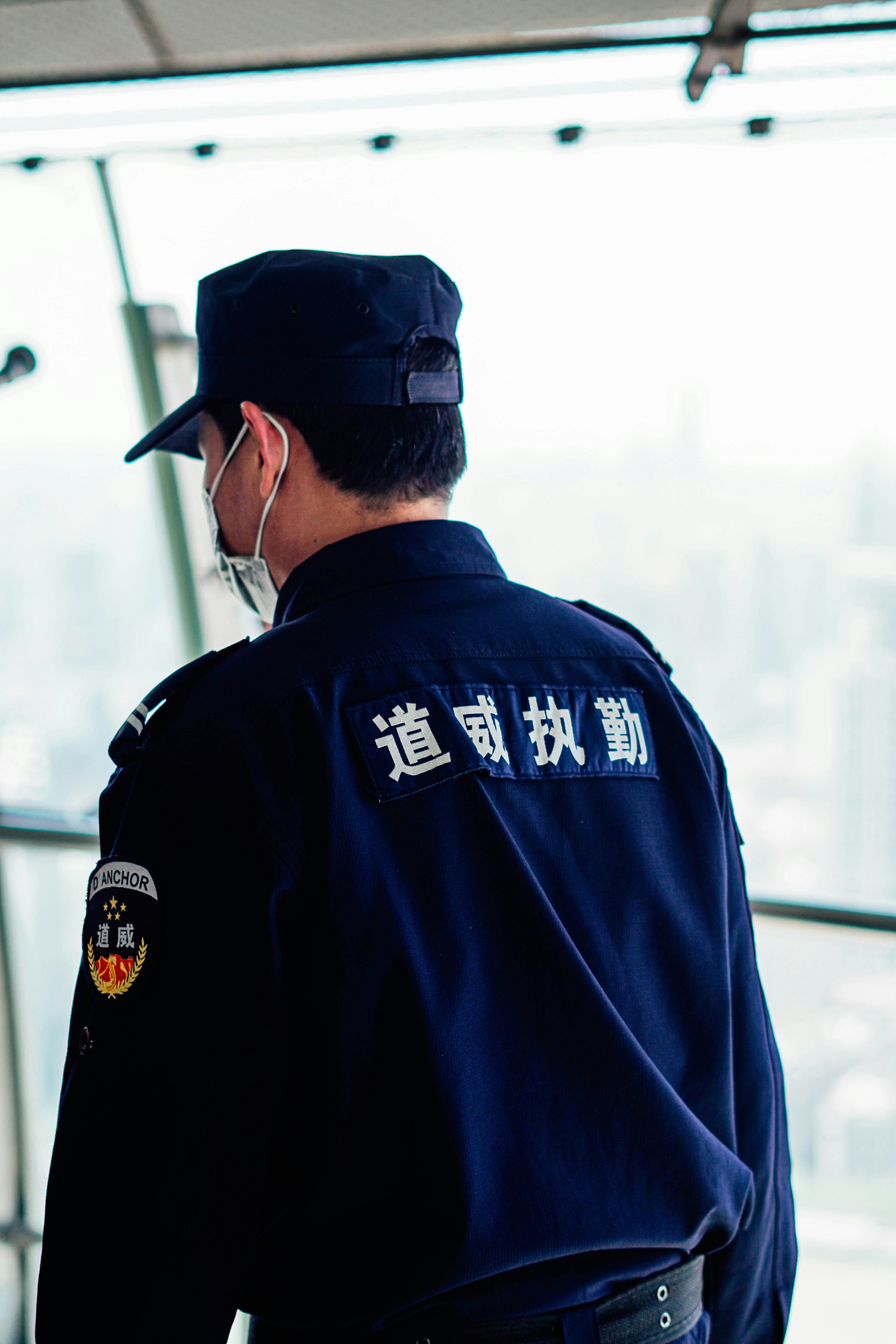 A security officer stands guard in uniform. photo – Free Image on Unsplash