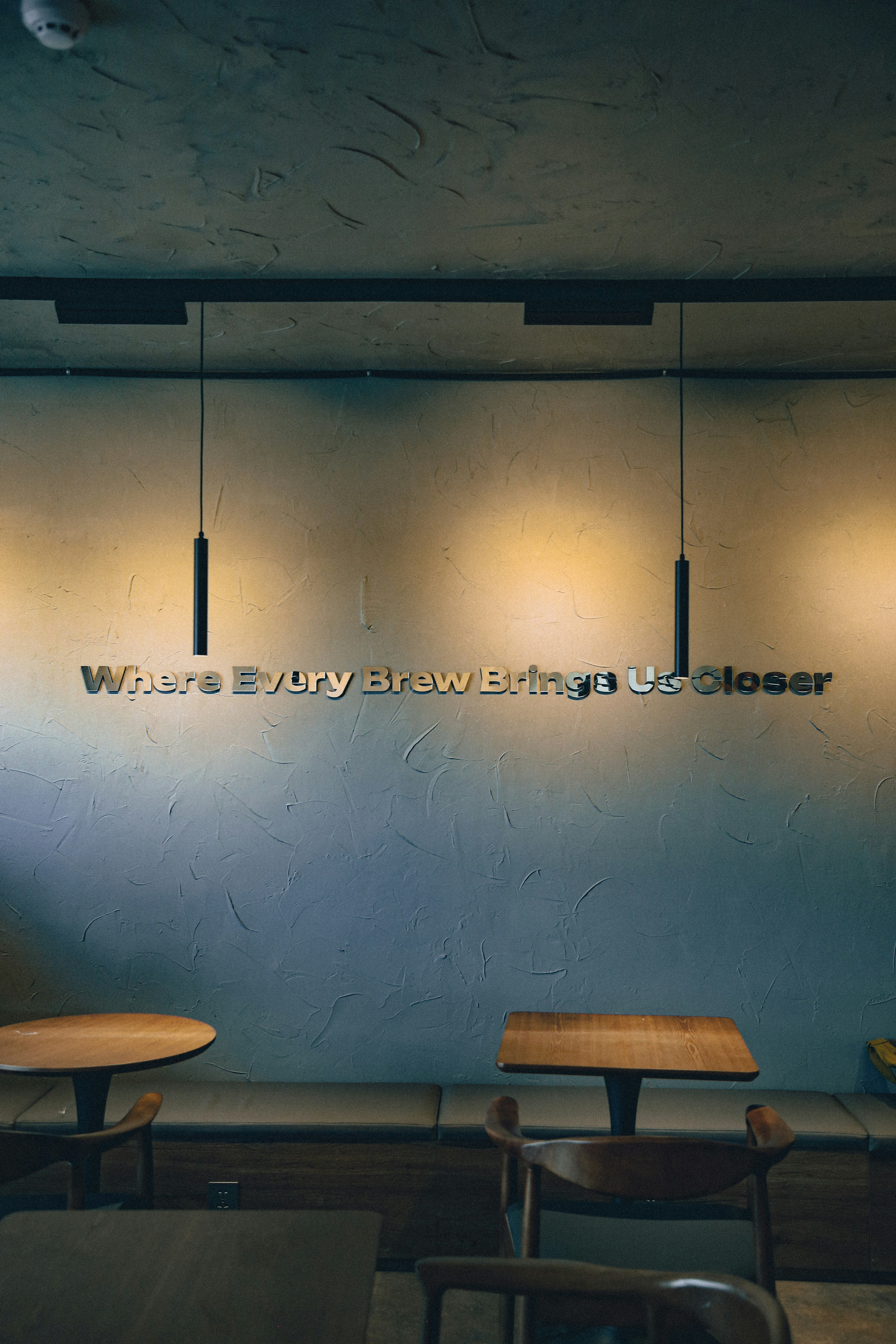 Un accogliente interno del caffè con tavoli e illuminazione.