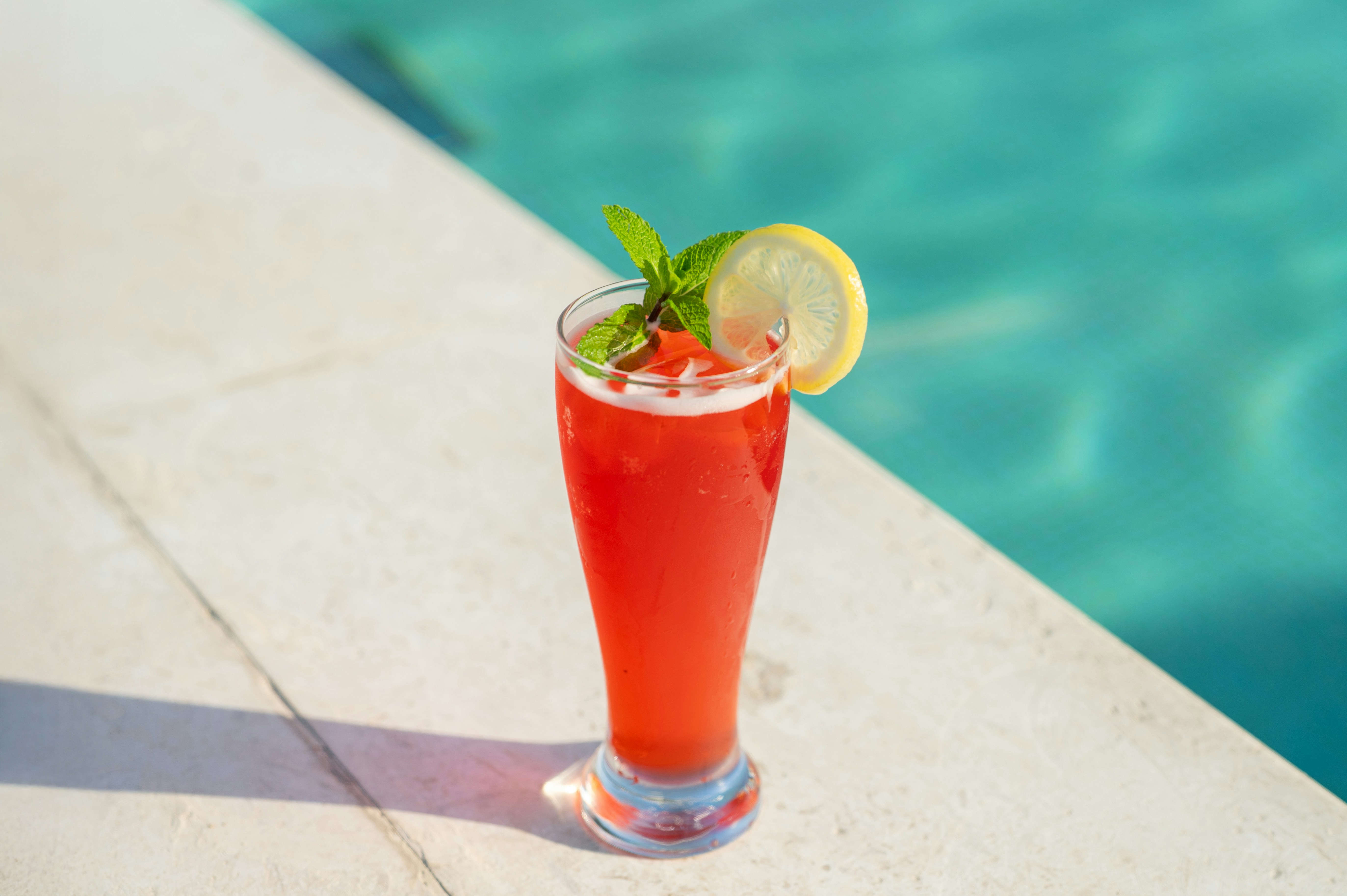 Cocktail au bord de la piscine,