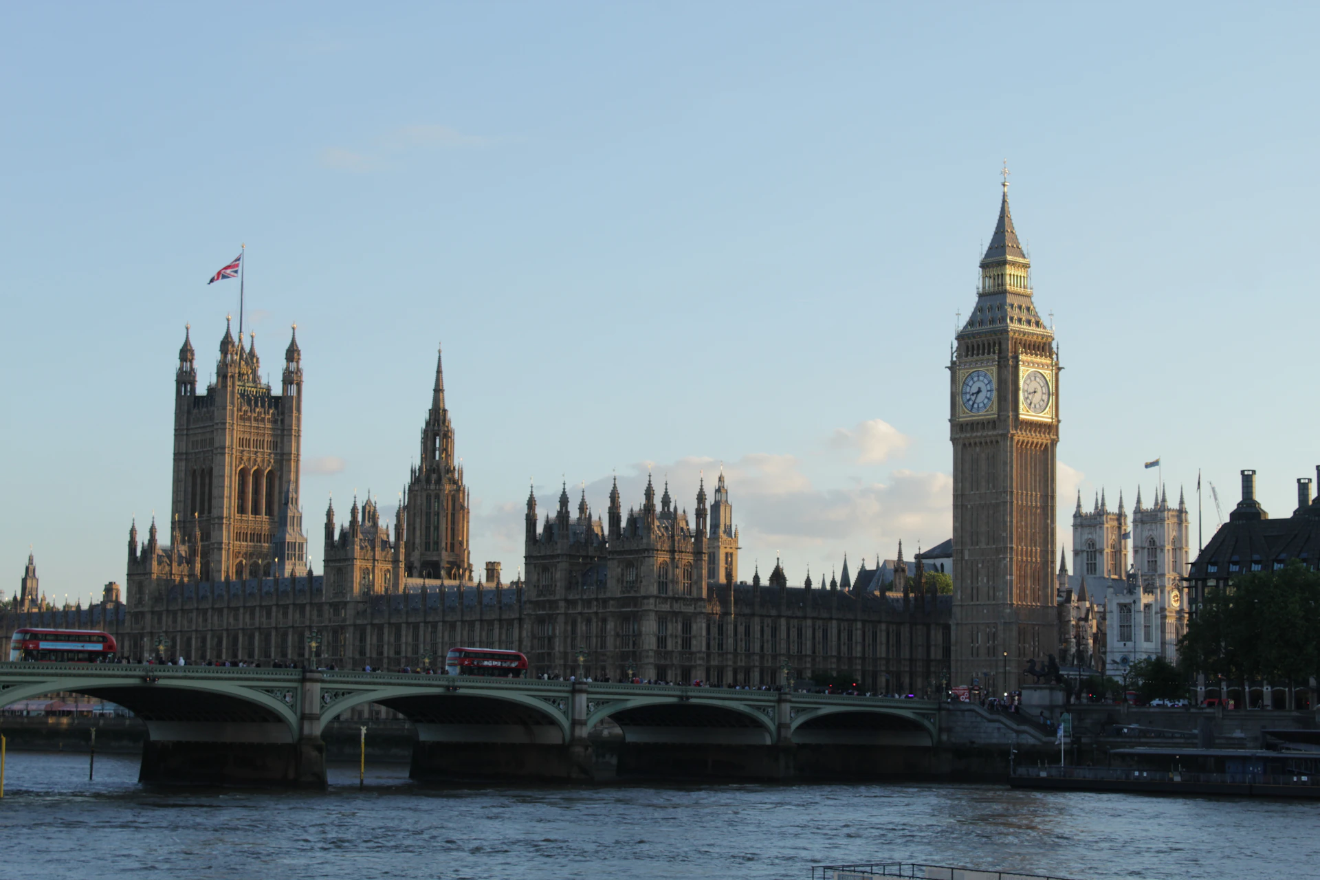 The palace of westminster and big ben are shown.