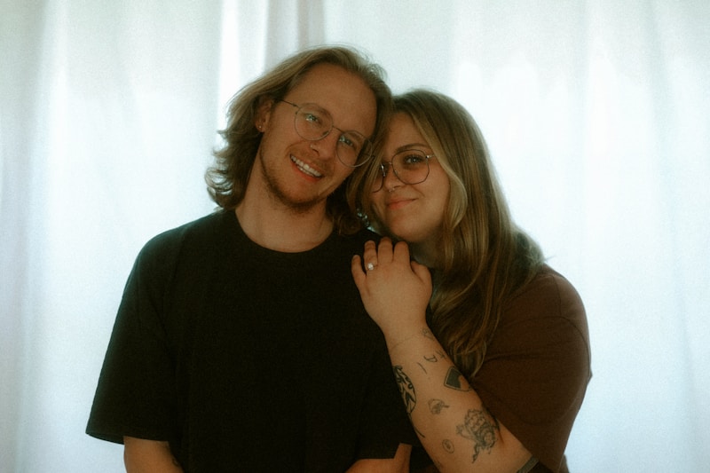 Pareja feliz frente a la cámara