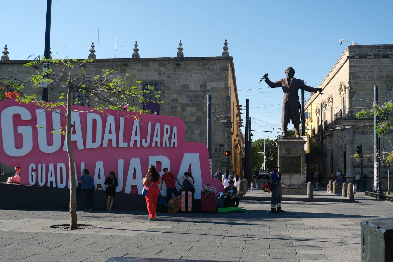 Plaza del centro histórico de Guadalajara con habitantes y turistas