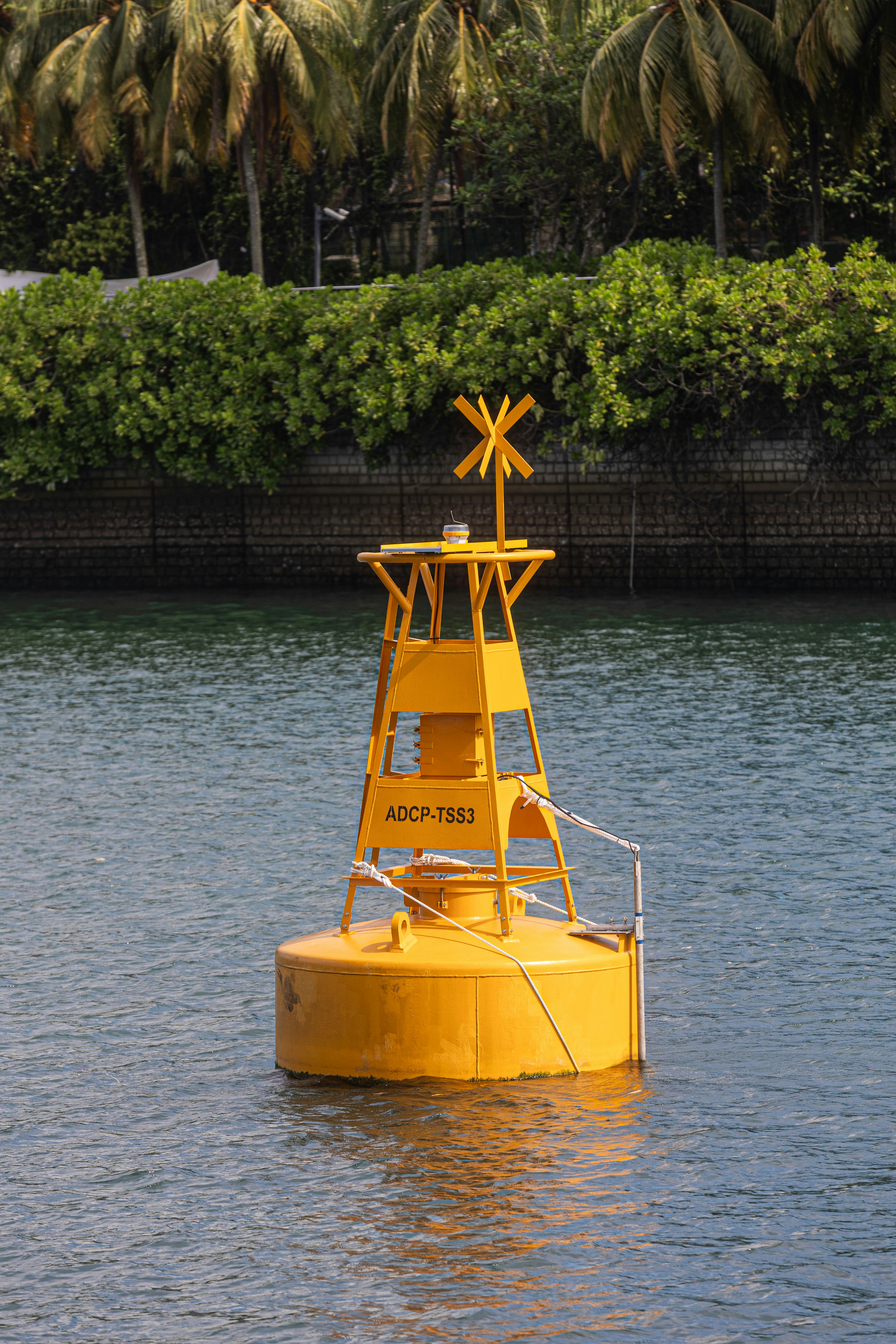 Eine gelbe Boje schwimmt im Wasser.