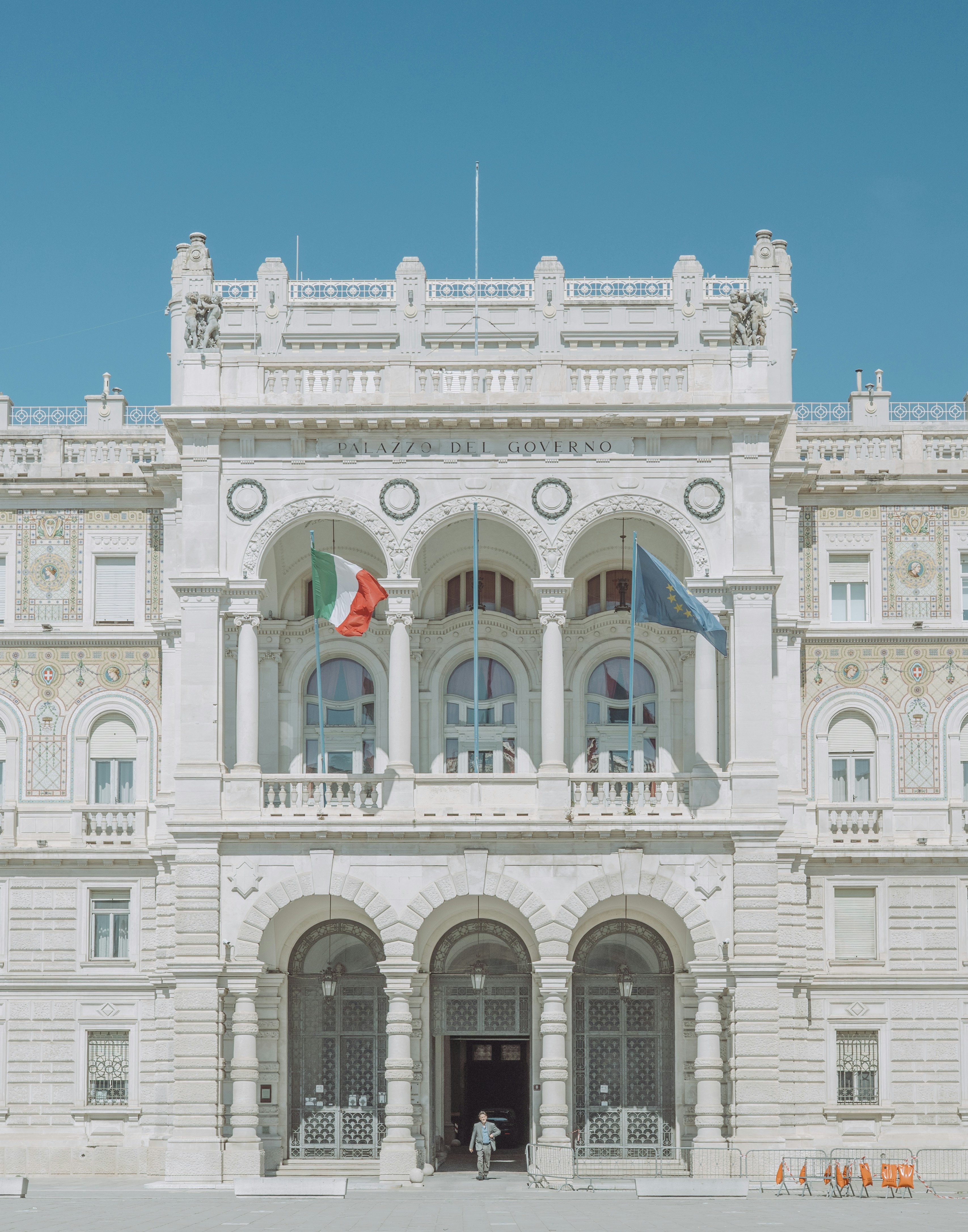 Zu sehen ist ein majestätisches Gebäude mit Fahnen.