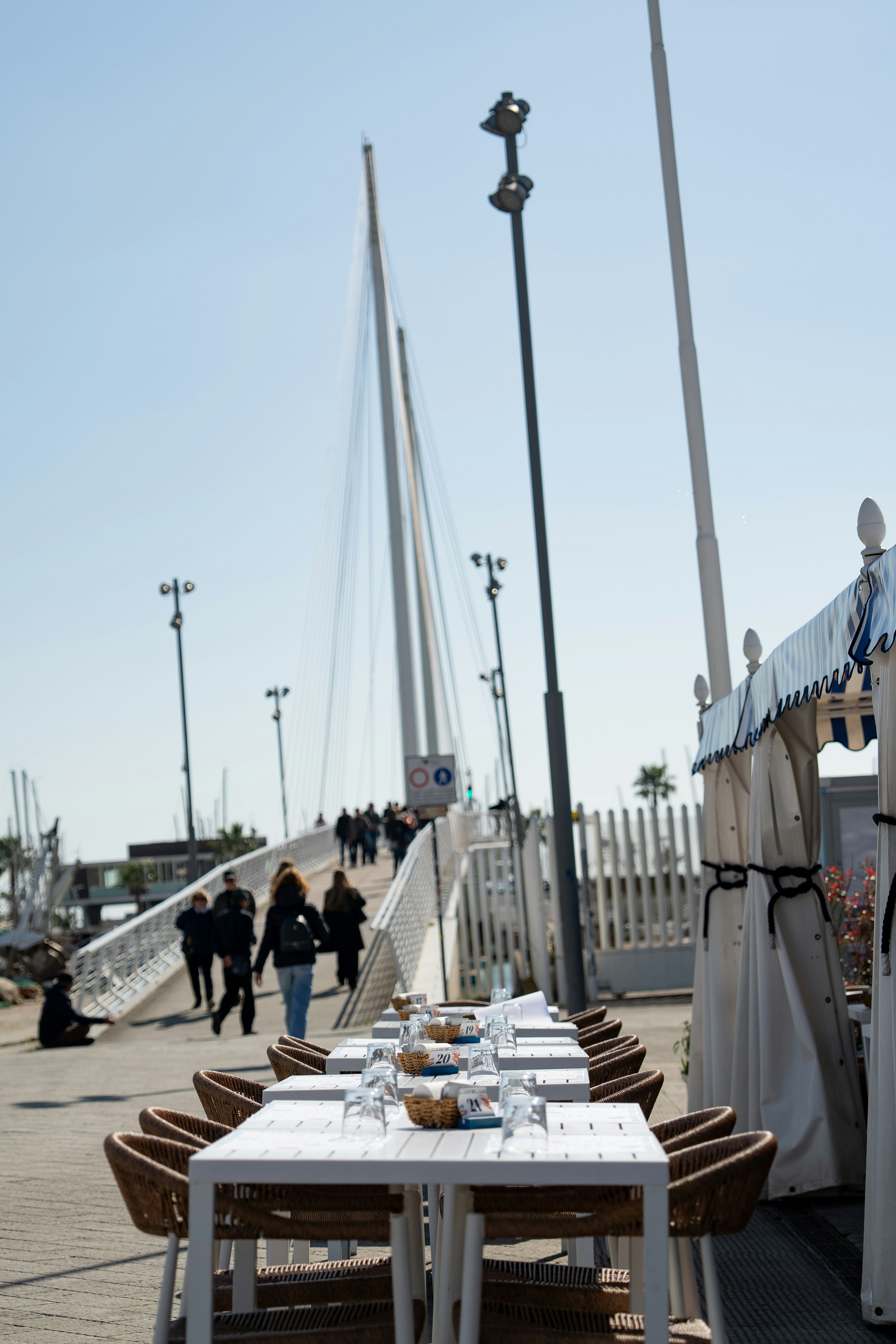 El restaurante al aire libre junto al puente ofrece vistas pintorescas.