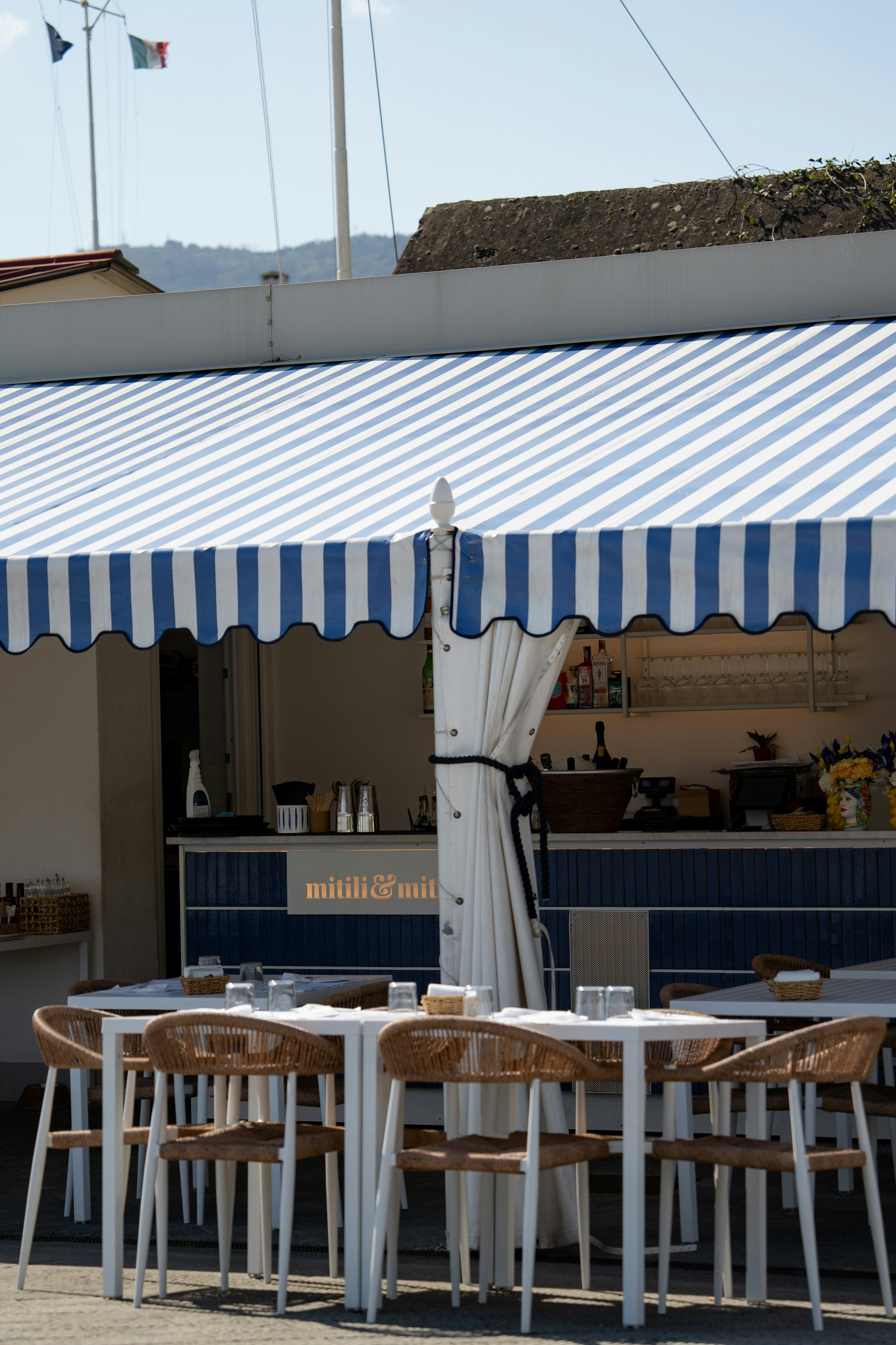 Un restaurante junto al mar con asientos al aire libre.