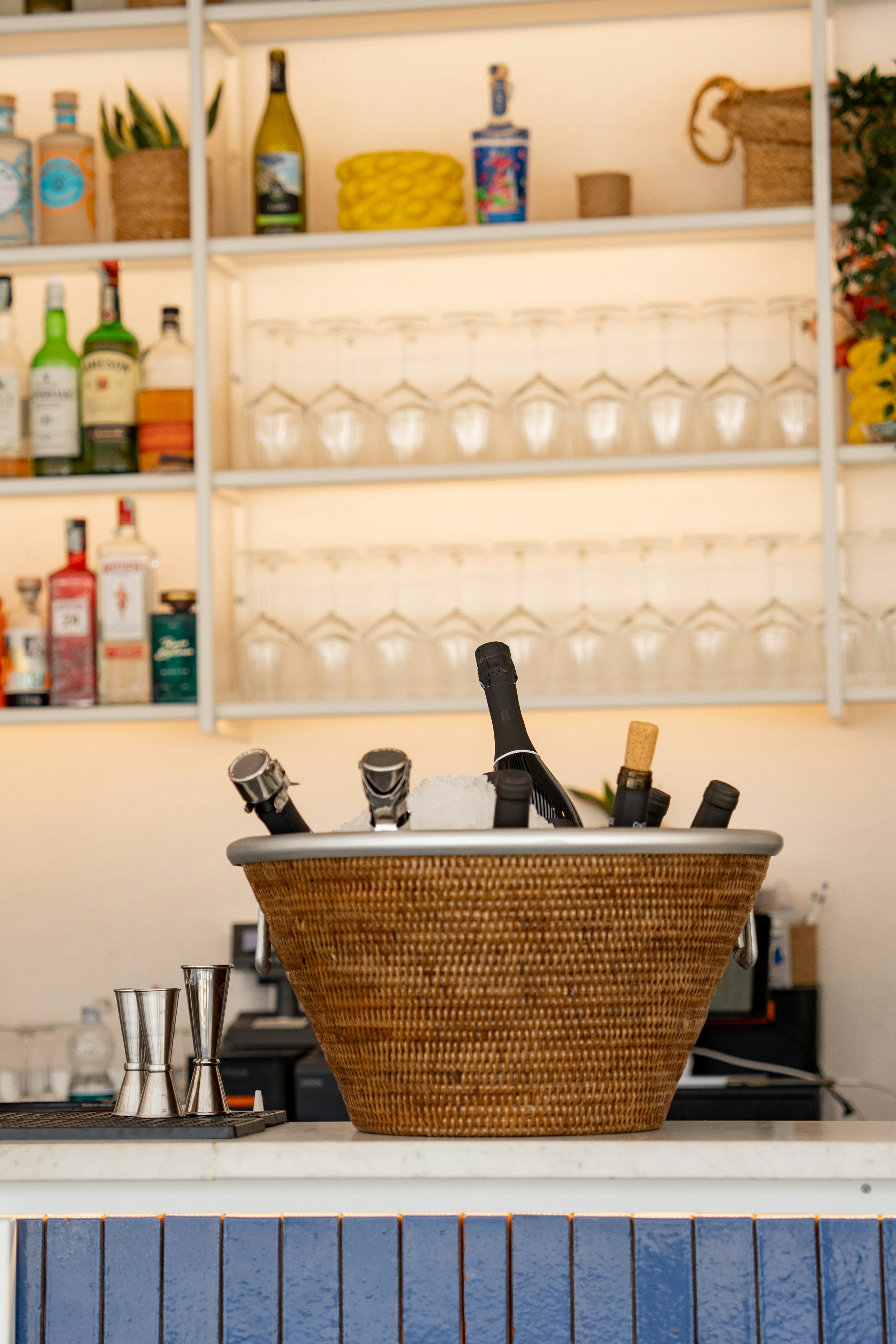 Las bebidas se enfrían en un cubo de hielo de mimbre en un bar.