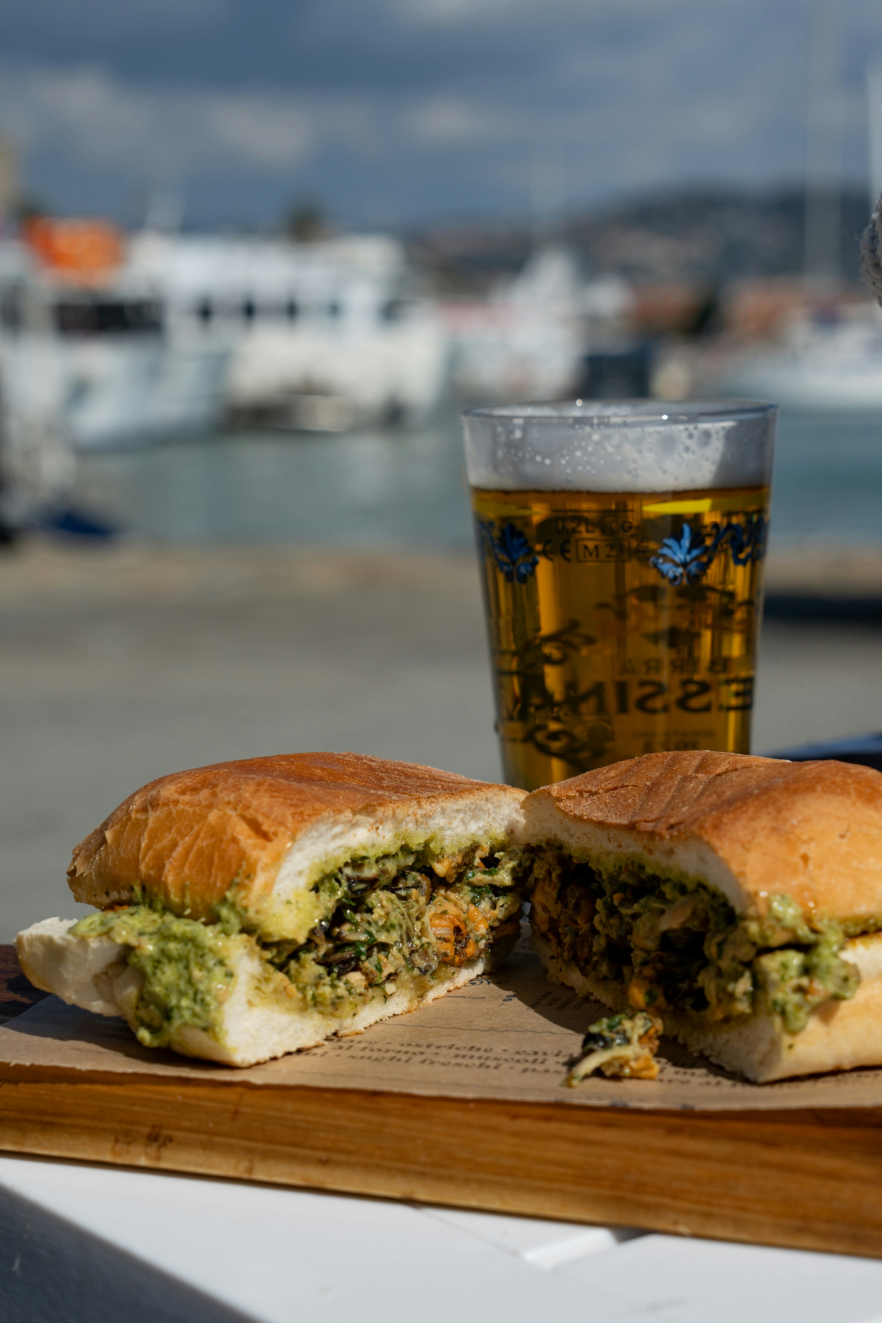 Sándwich y cerveza disfrutan de una vista al puerto.