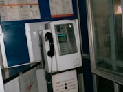 Coursier à moto transportant un colis à Brazzaville