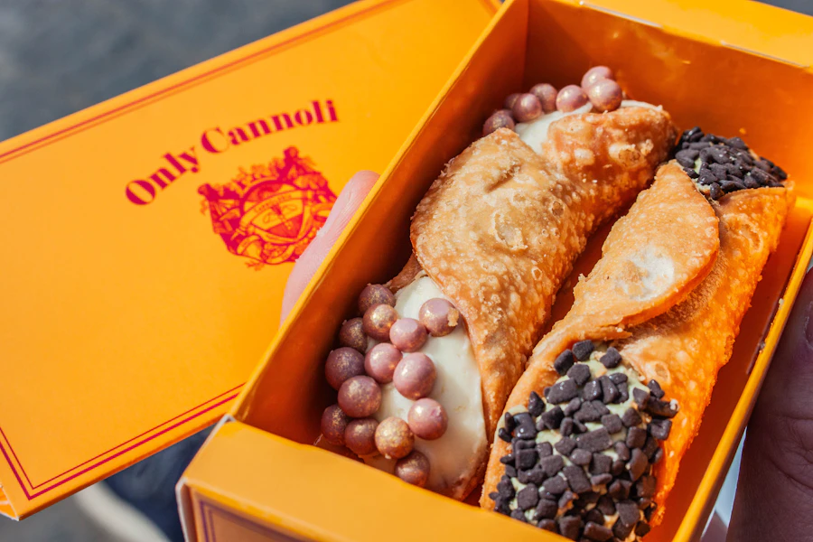 Cannoli sicilianos rellenos de ricotta