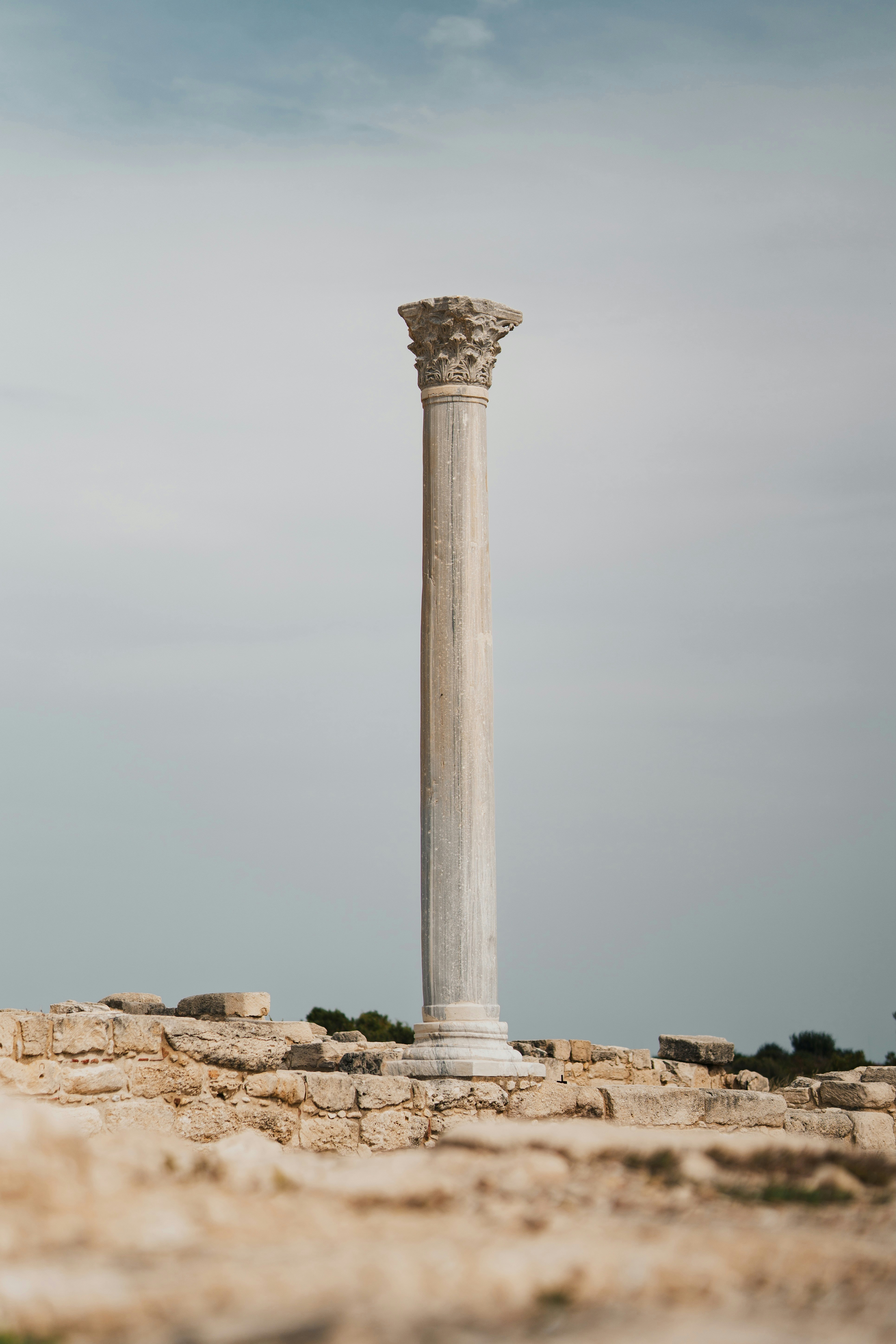 Un'antica colonna si erge tra le rovine.