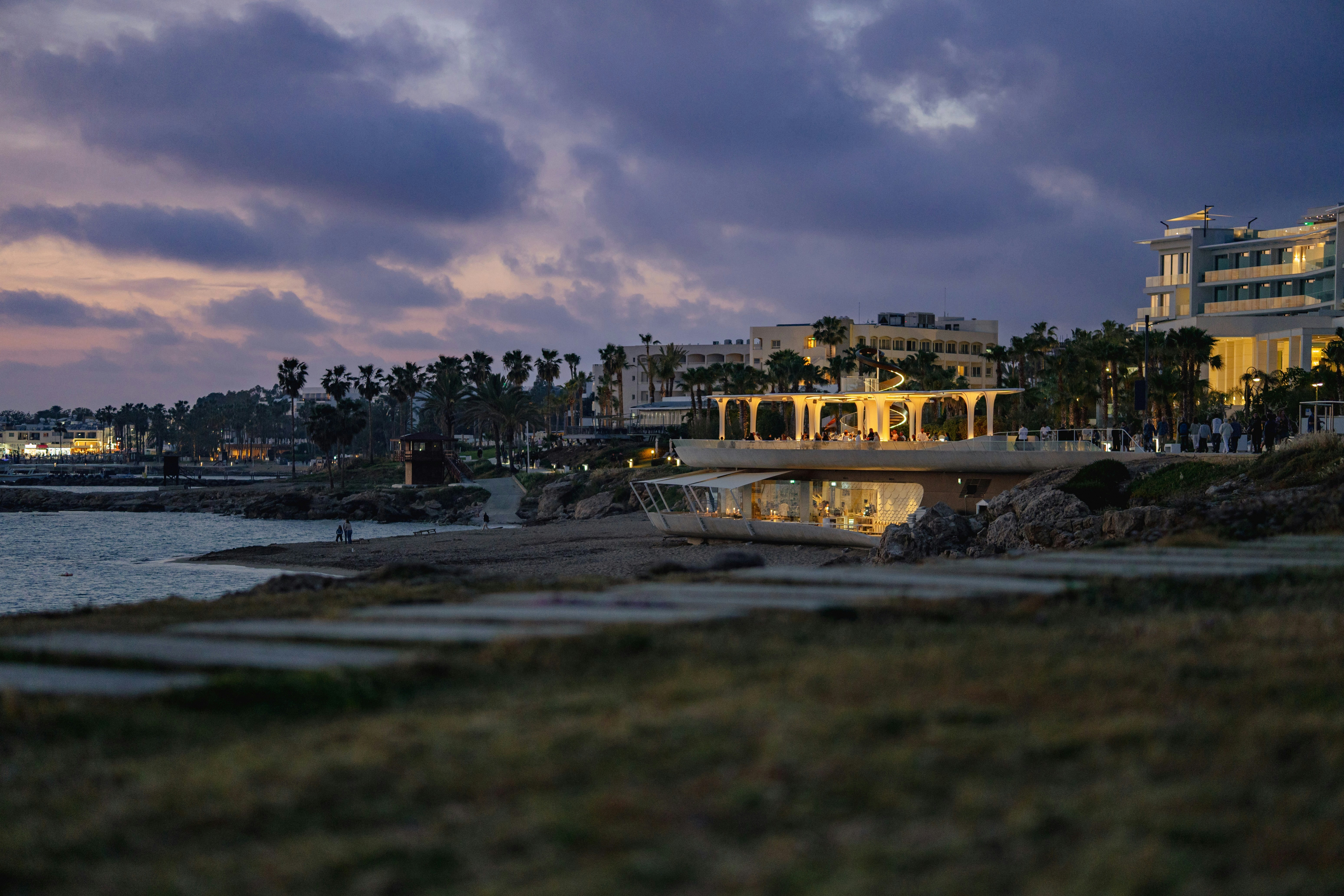 Ciprusi naplemente az óceán fölött pálmafákkal az előtérben