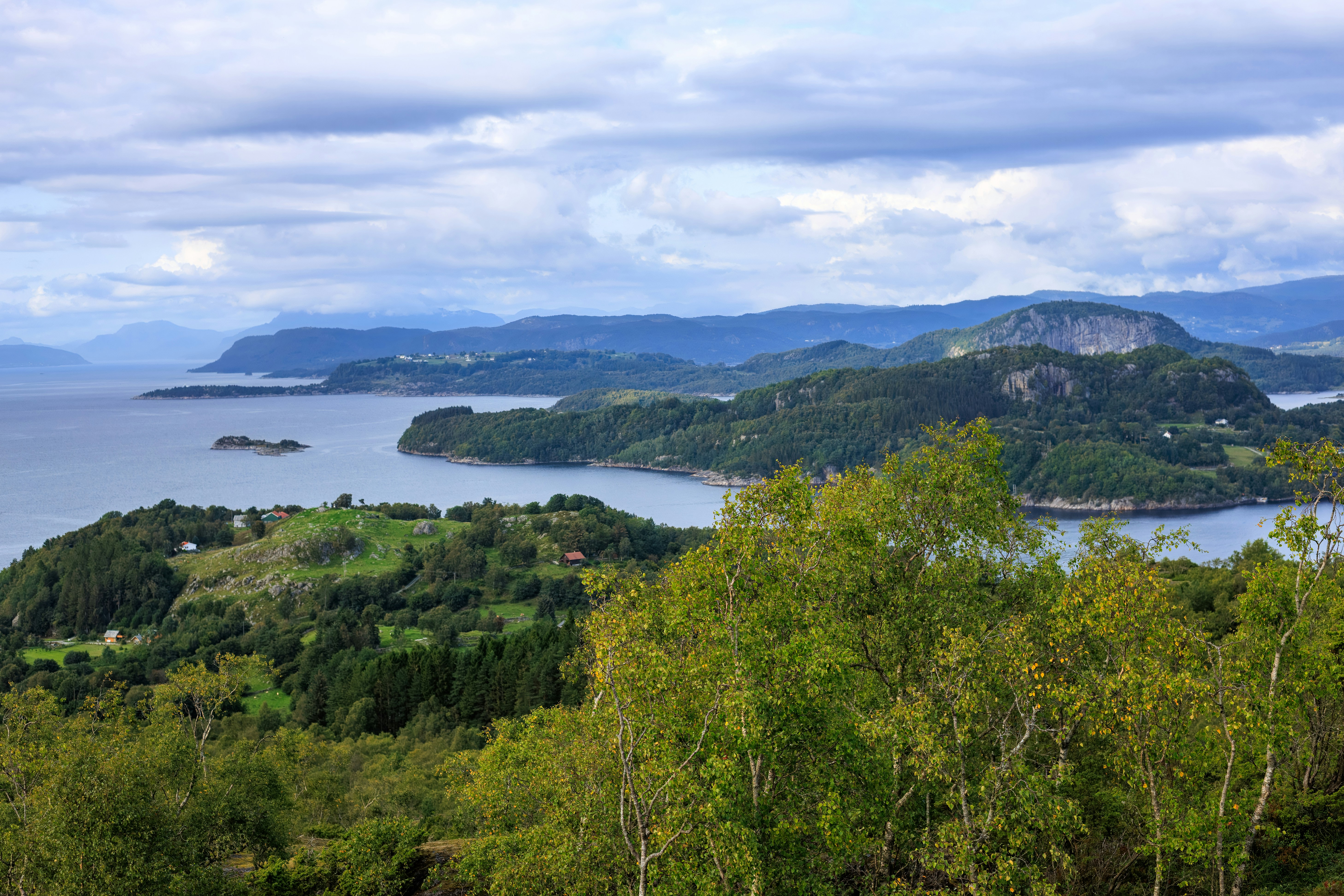 A beautiful landscape with water and mountains.