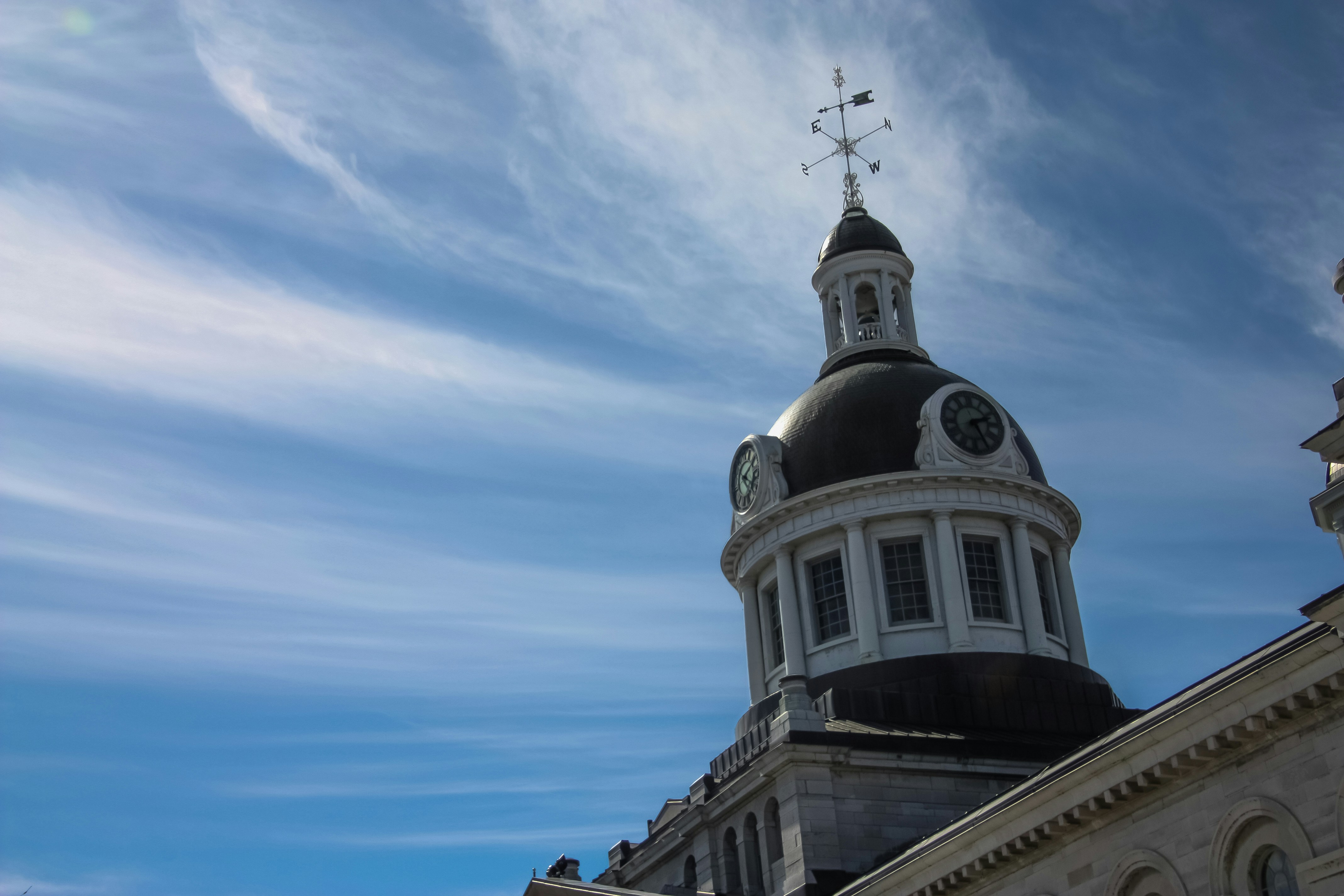 A scenic image of the Connecticut State Capitol building under a clear blue sky - no prepayment penalties connecticut loans