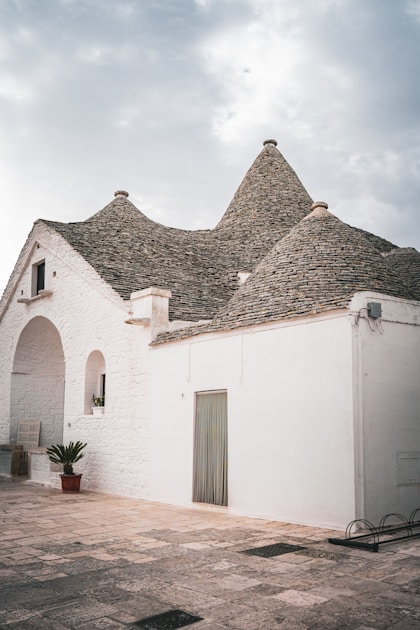 Masseria pugliese bianca con ulivi e cielo azzurro