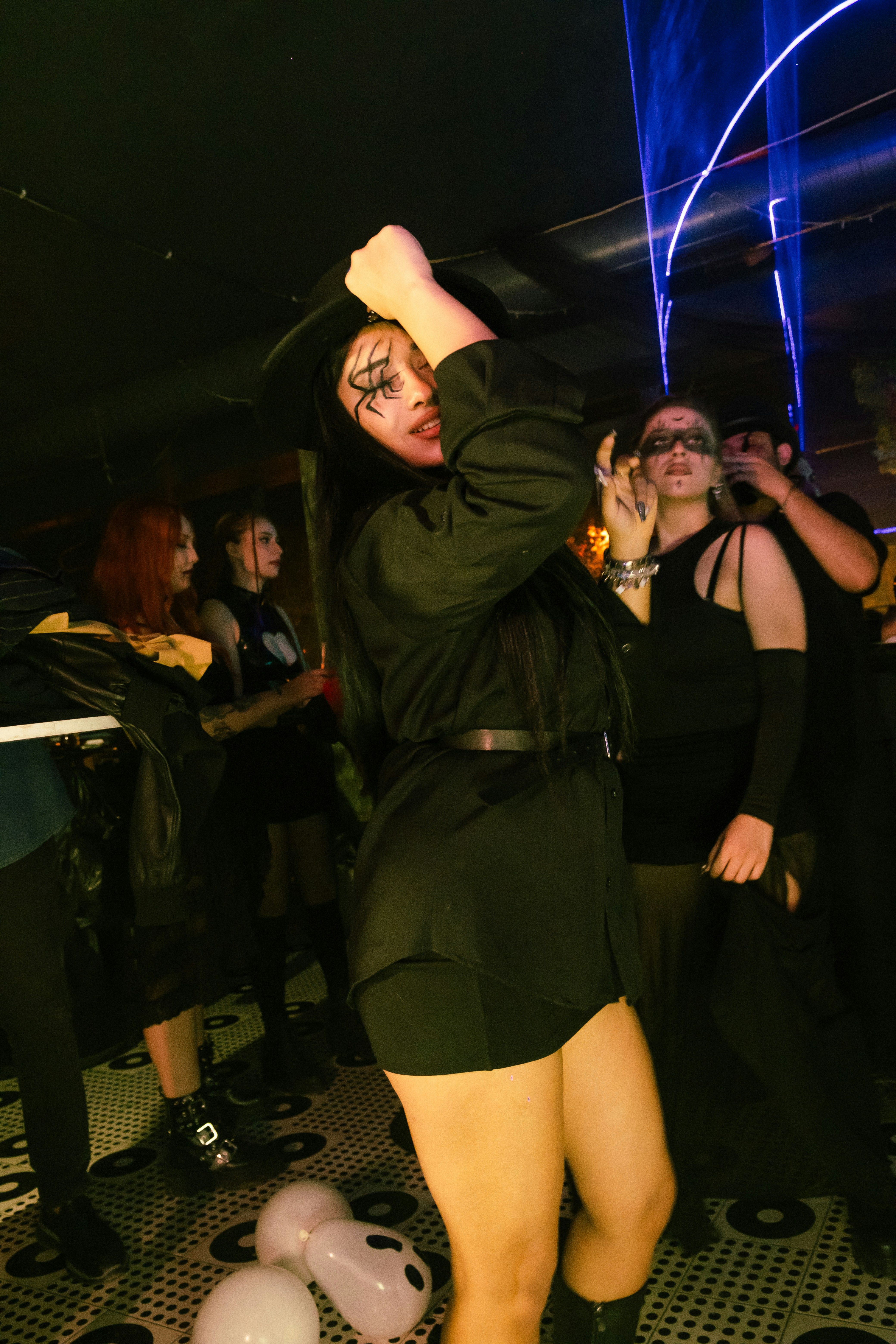 Wanita menari di sebuah pesta di klub gelap.