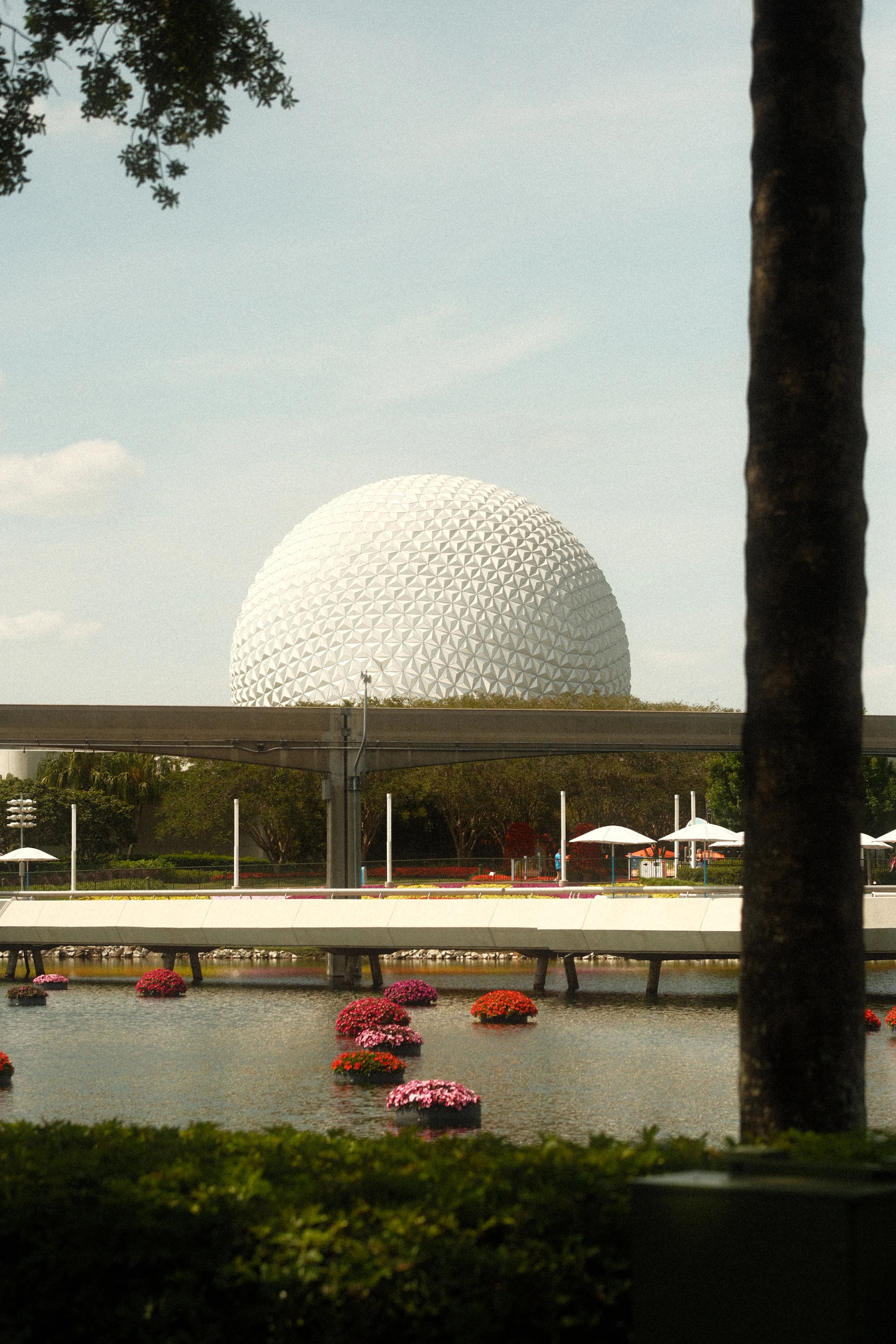 Spaceship Earth e jardins à beira do lago no EPCOT