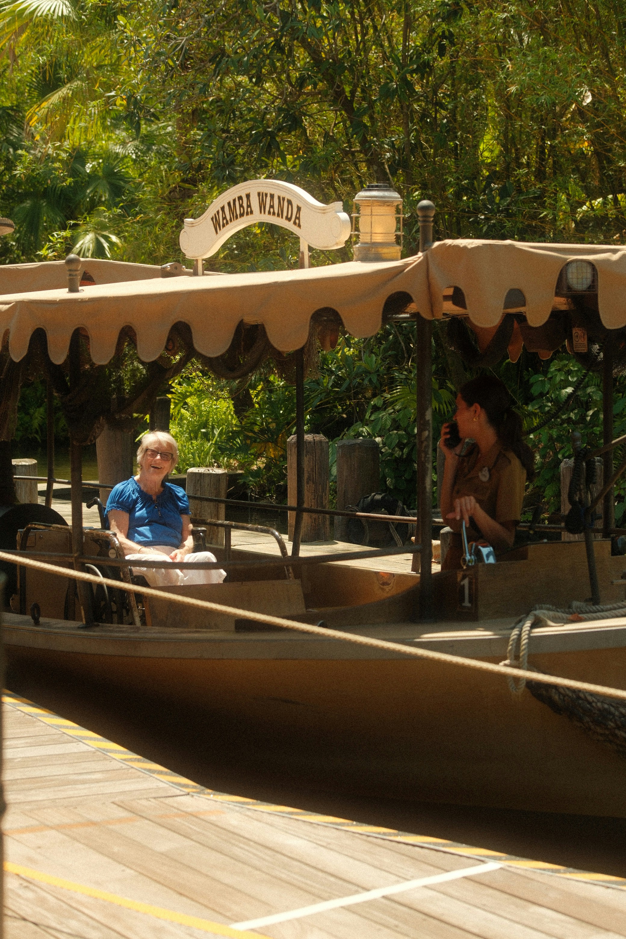 Ein Dschungelkreuzfahrtschiff, "Wamba Wenda", wartet auf die Passagiere.