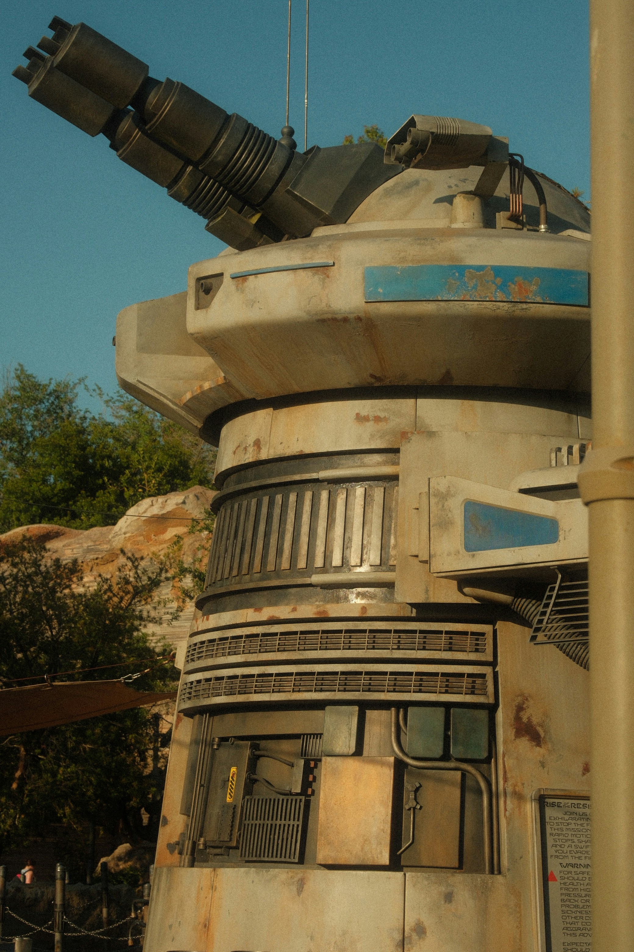 Hier ist eine Bildunterschrift: ein Außenposten-Geschützturm aus einer weit, weit entfernten Galaxie.