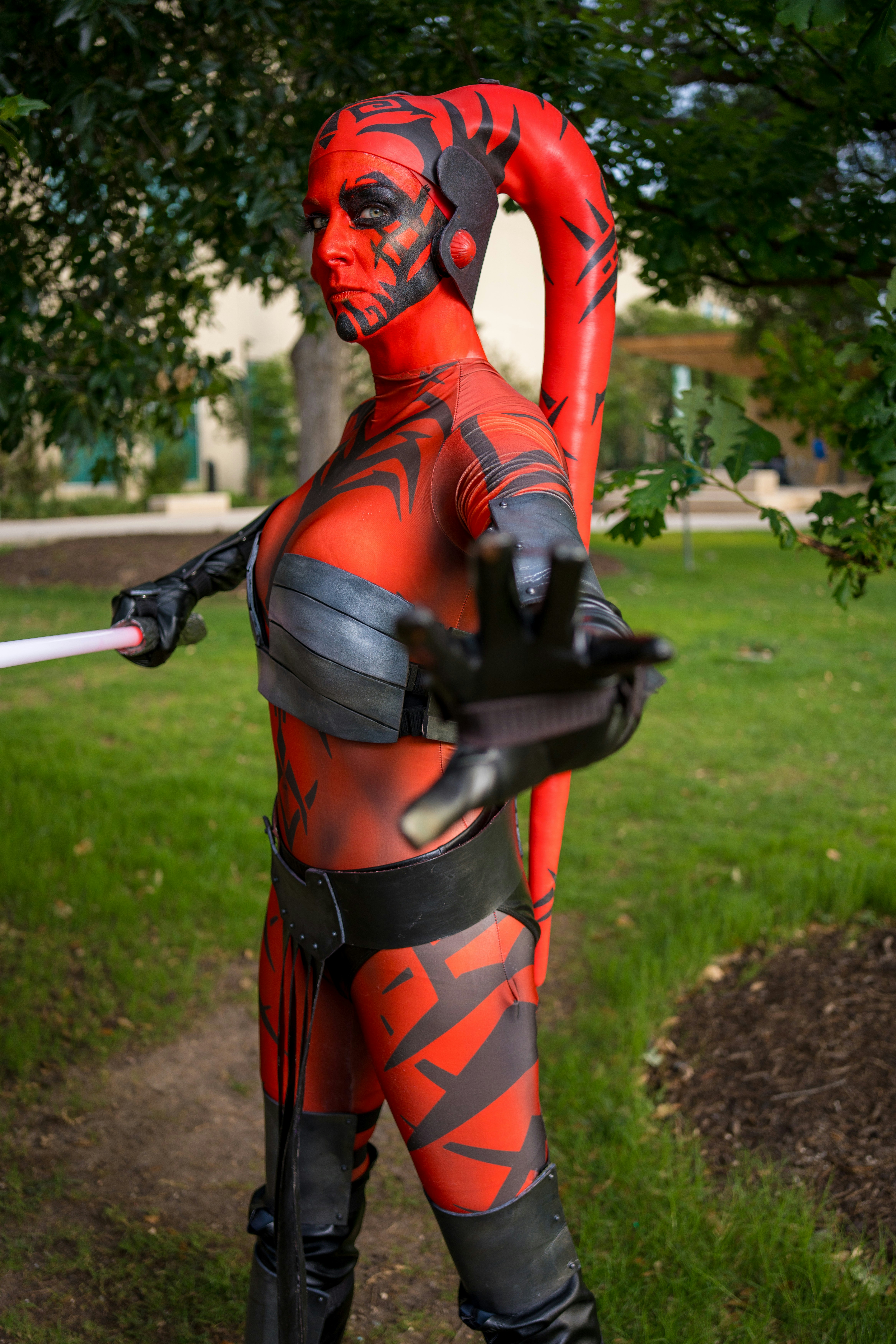Seorang cosplayer berpakaian seperti karakter star wars.