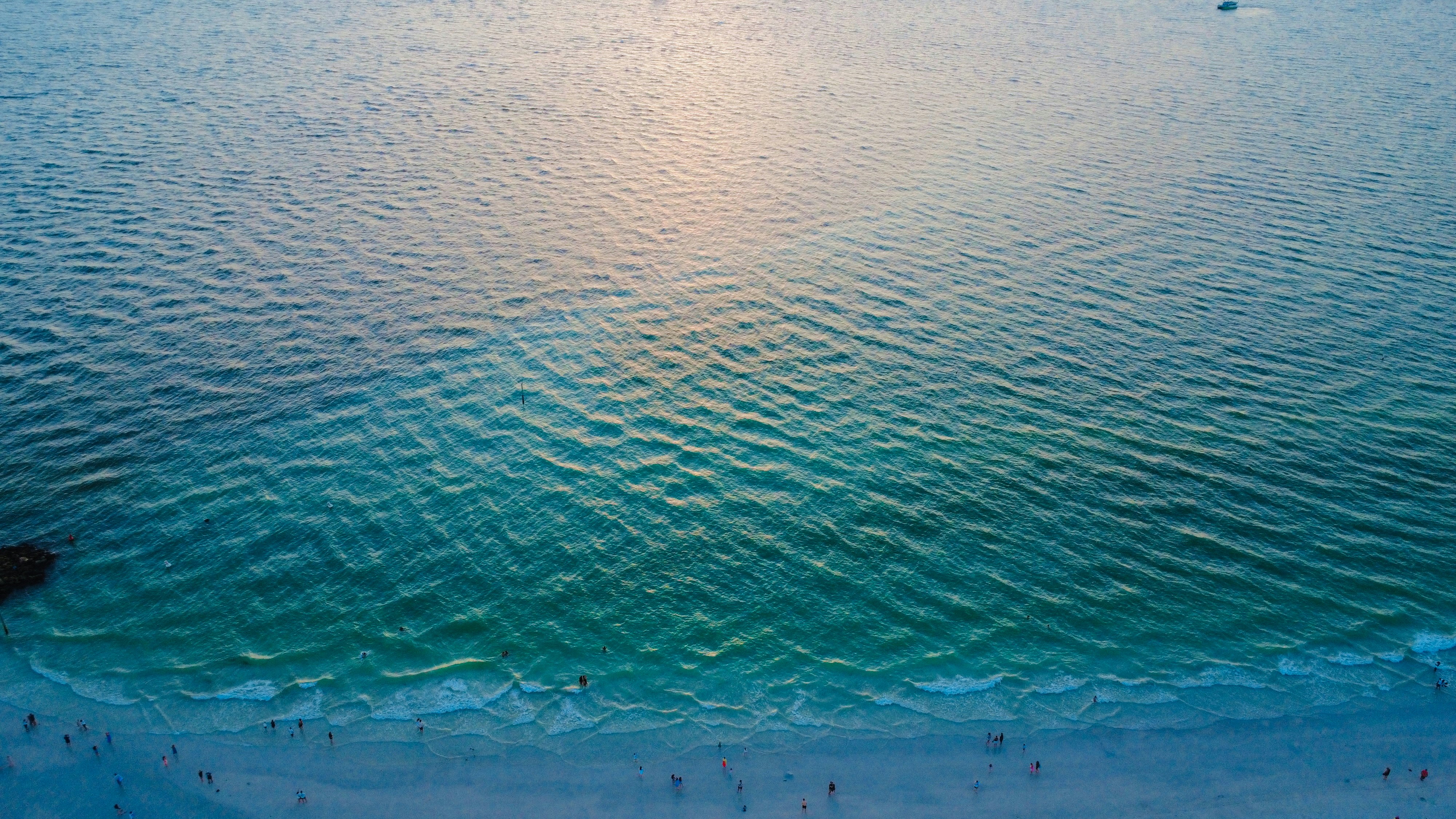 Las tranquilas olas del océano besan suavemente la costa.