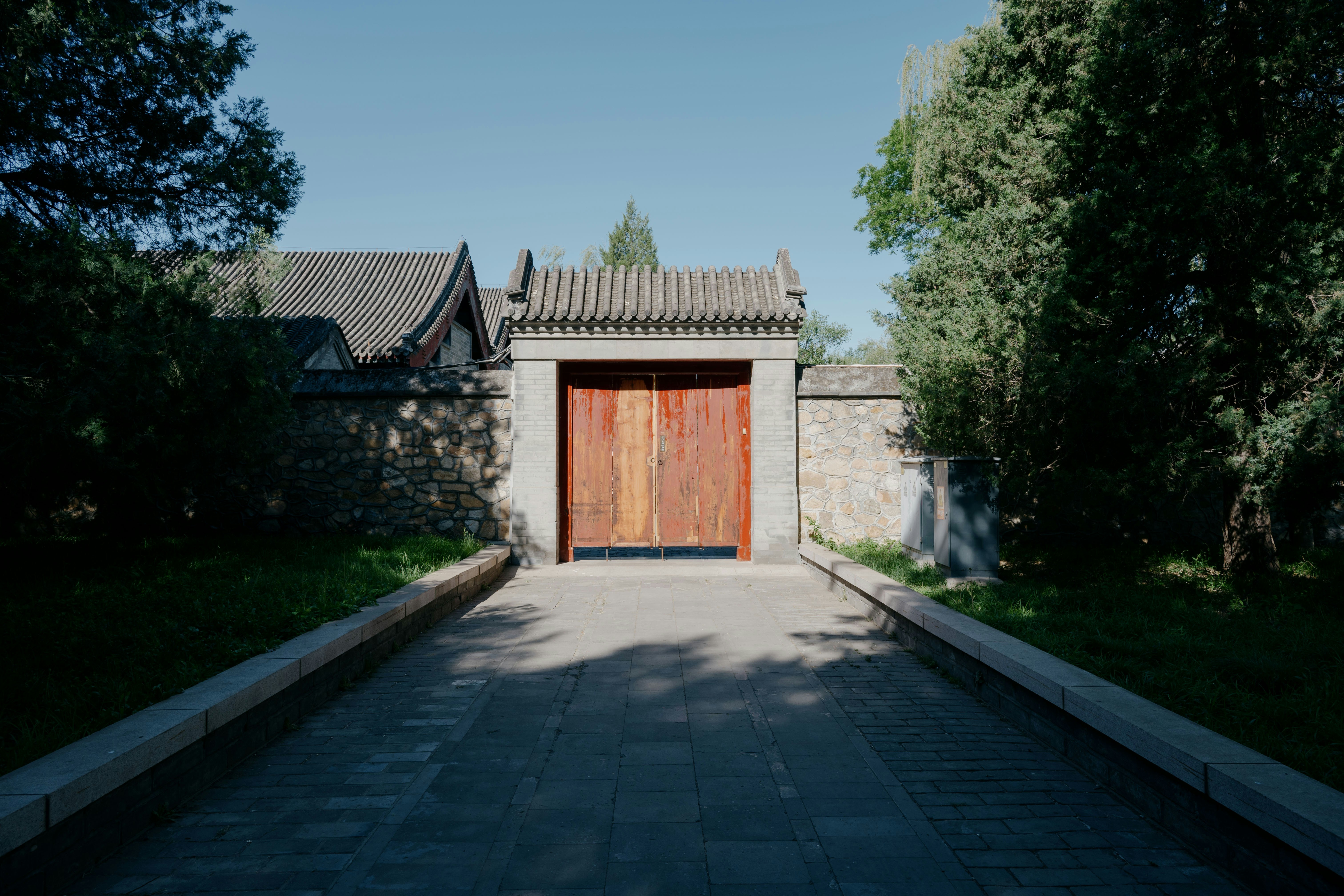 Tra le mura si trova un tradizionale cancello in legno.