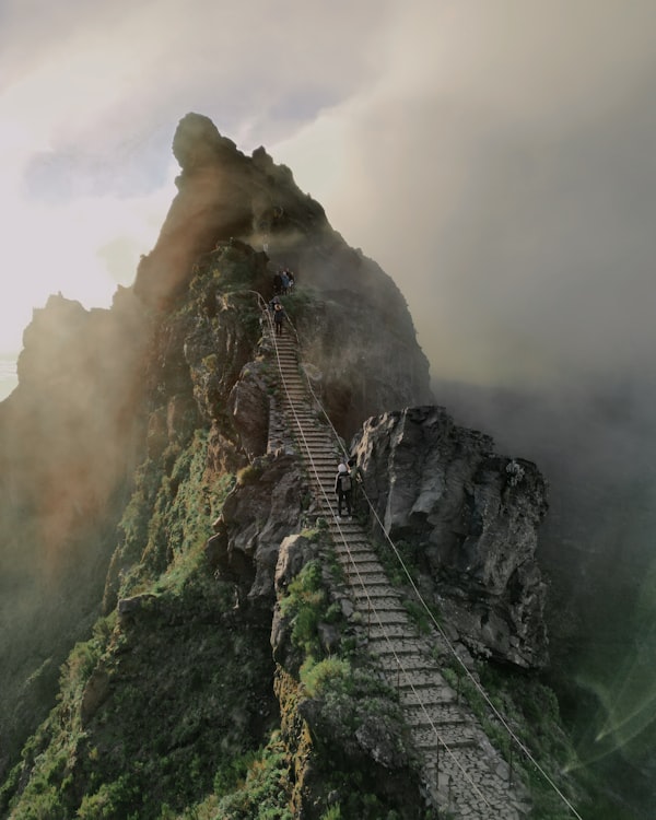 Bergkamm mit Stufen in den Wolken