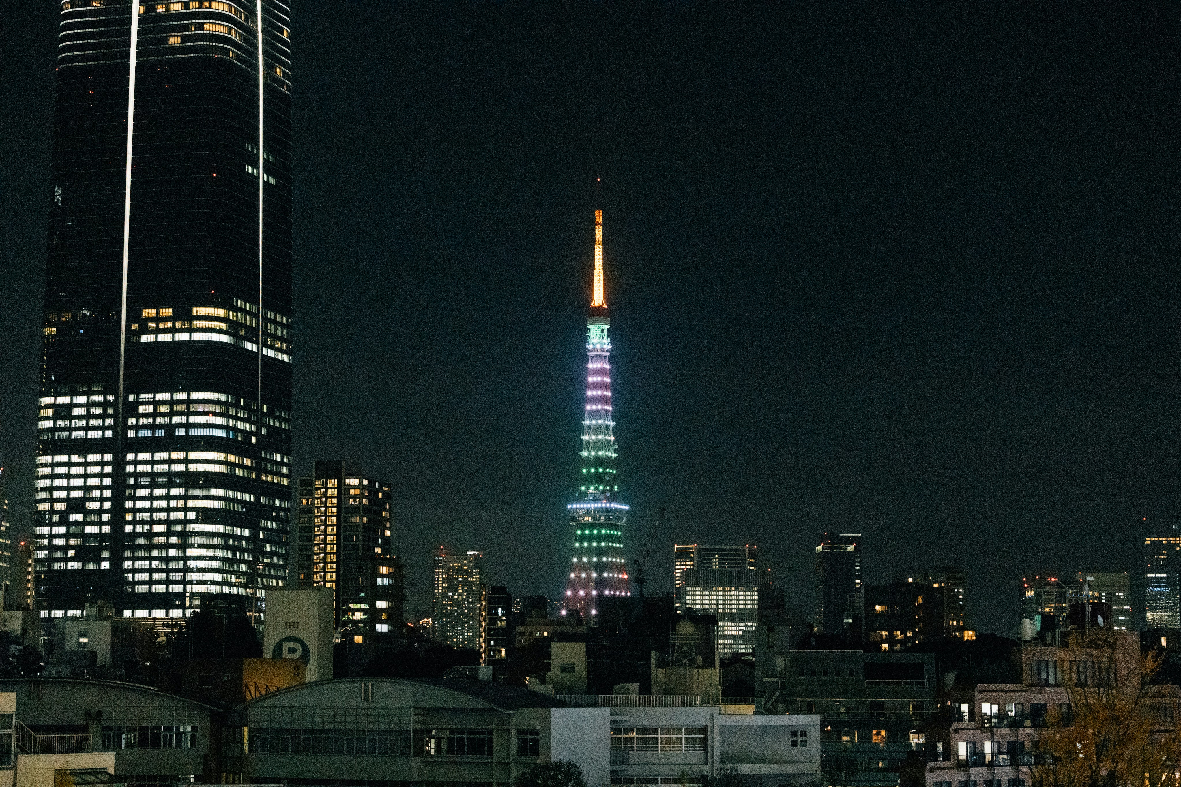 La tour de Tokyo brille de mille feux dans le ciel nocturne.