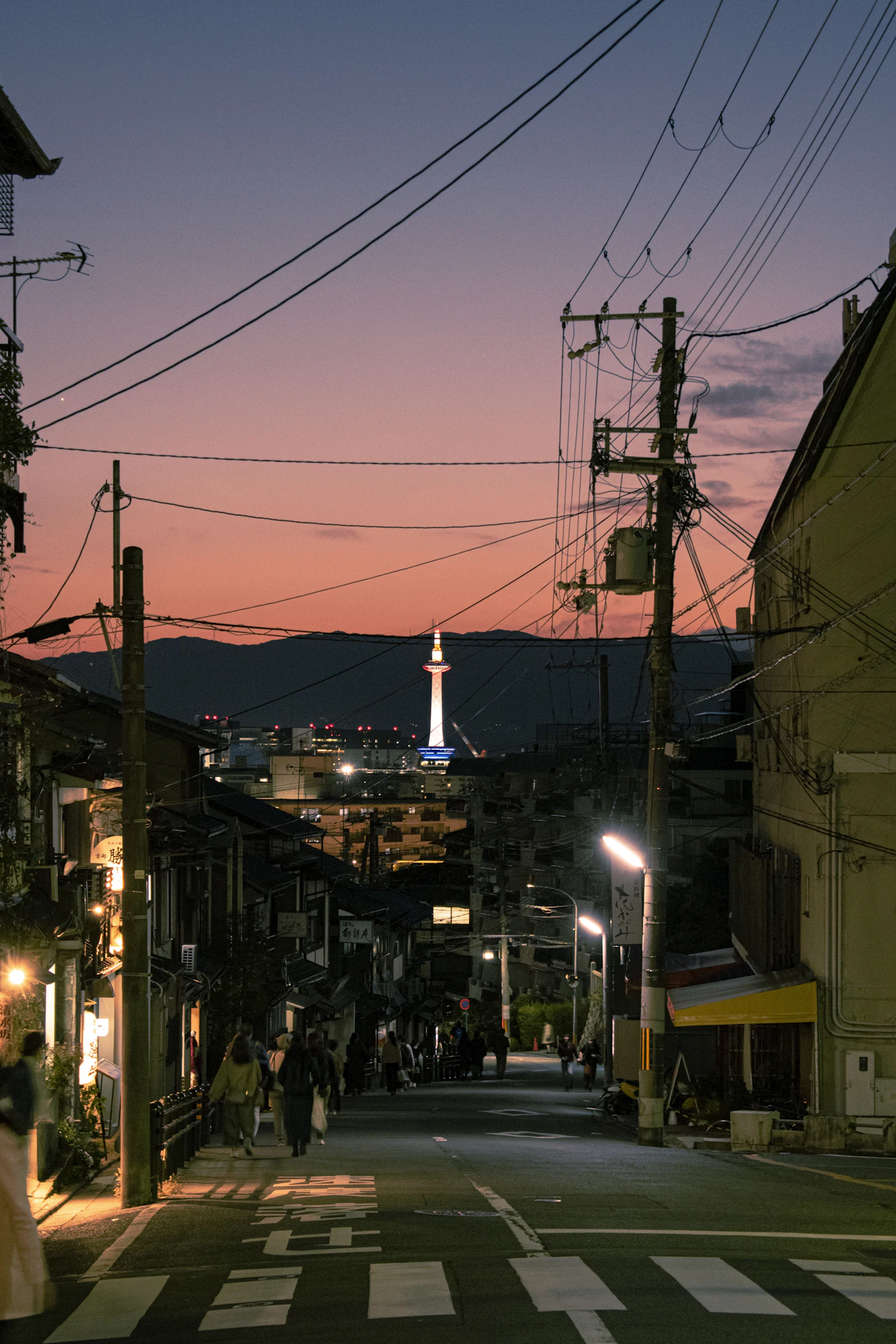 京都タワーが見える京都市街の夕景