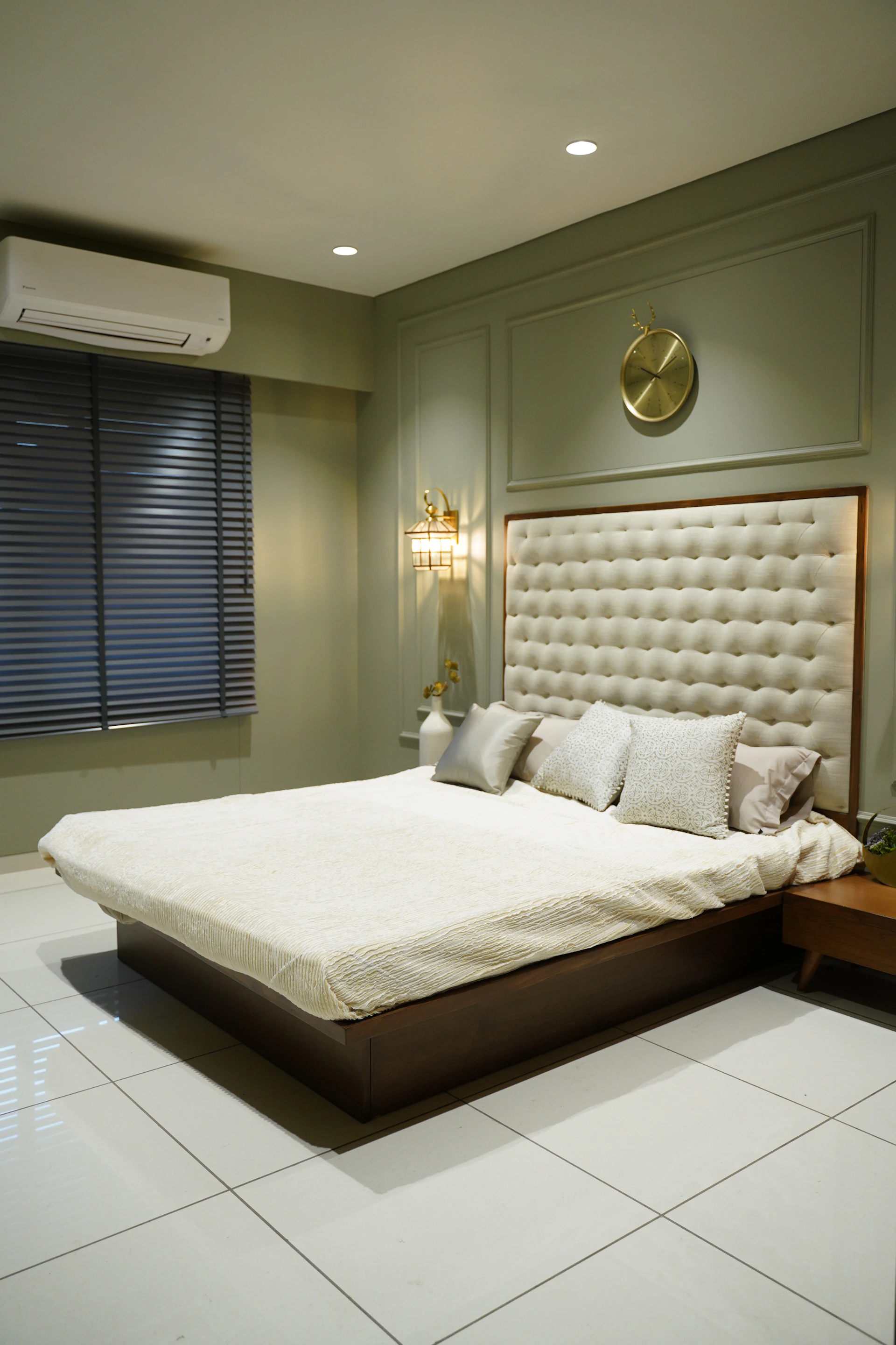 Chambre élégante avec lit tapissier et ambiance lumineuse chaude