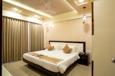 A luxurious bedroom with a big bed.