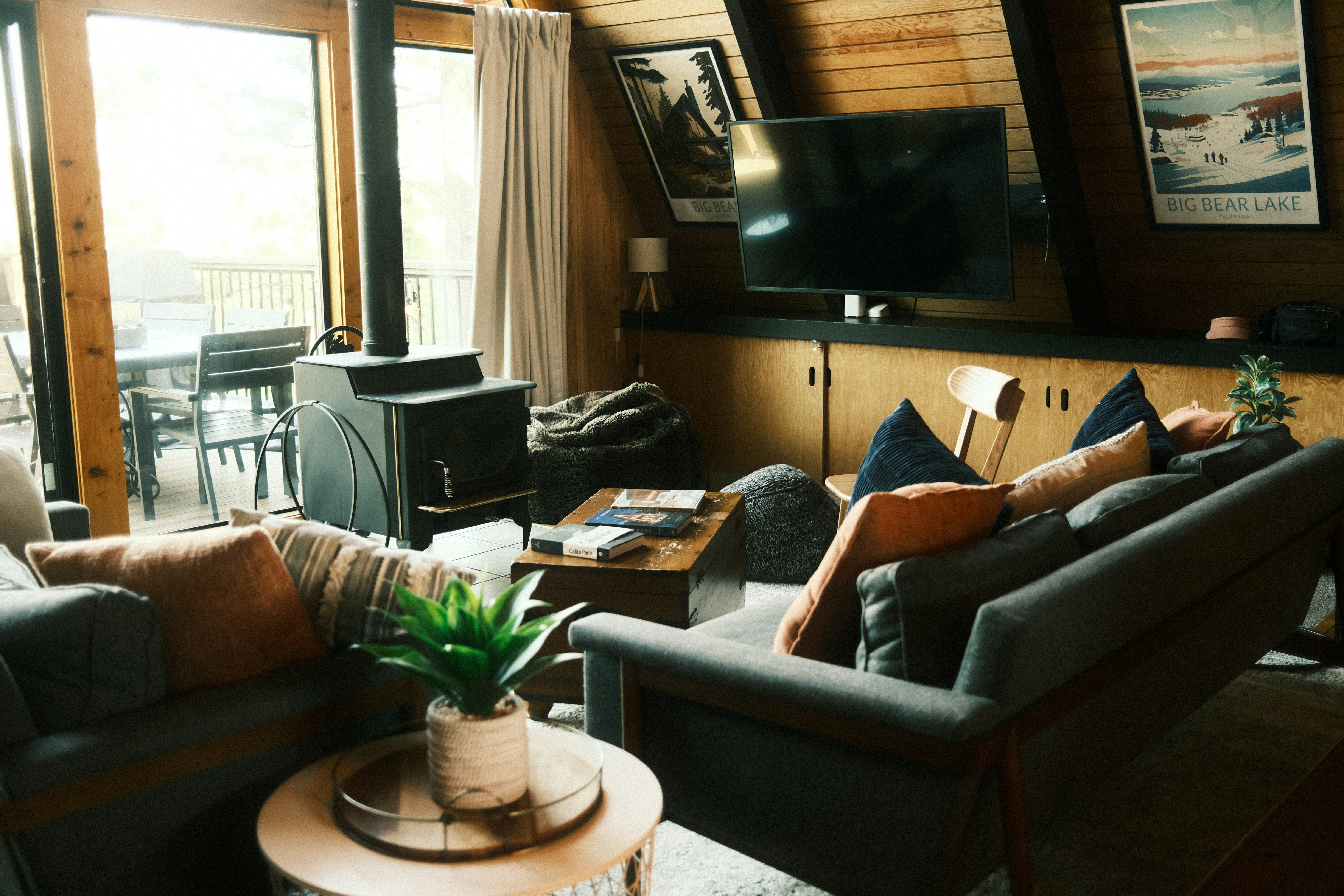 photo 1746553833202 dc9c6670796e?crop=entropy&cs=tinysrgb&fit=max&fm=jpg&ixid=M3w2MTMxNjF8MHwxfHNlYXJjaHwzfHxyZWZ1cmJpc2hlZCUyMG1vYmlsZSUyMGhvbWUlMjBpbnRlcmlvcnxlbnwwfDB8fHwxNzUwMzQ5MjE3fDA&ixlib=rb 4.1