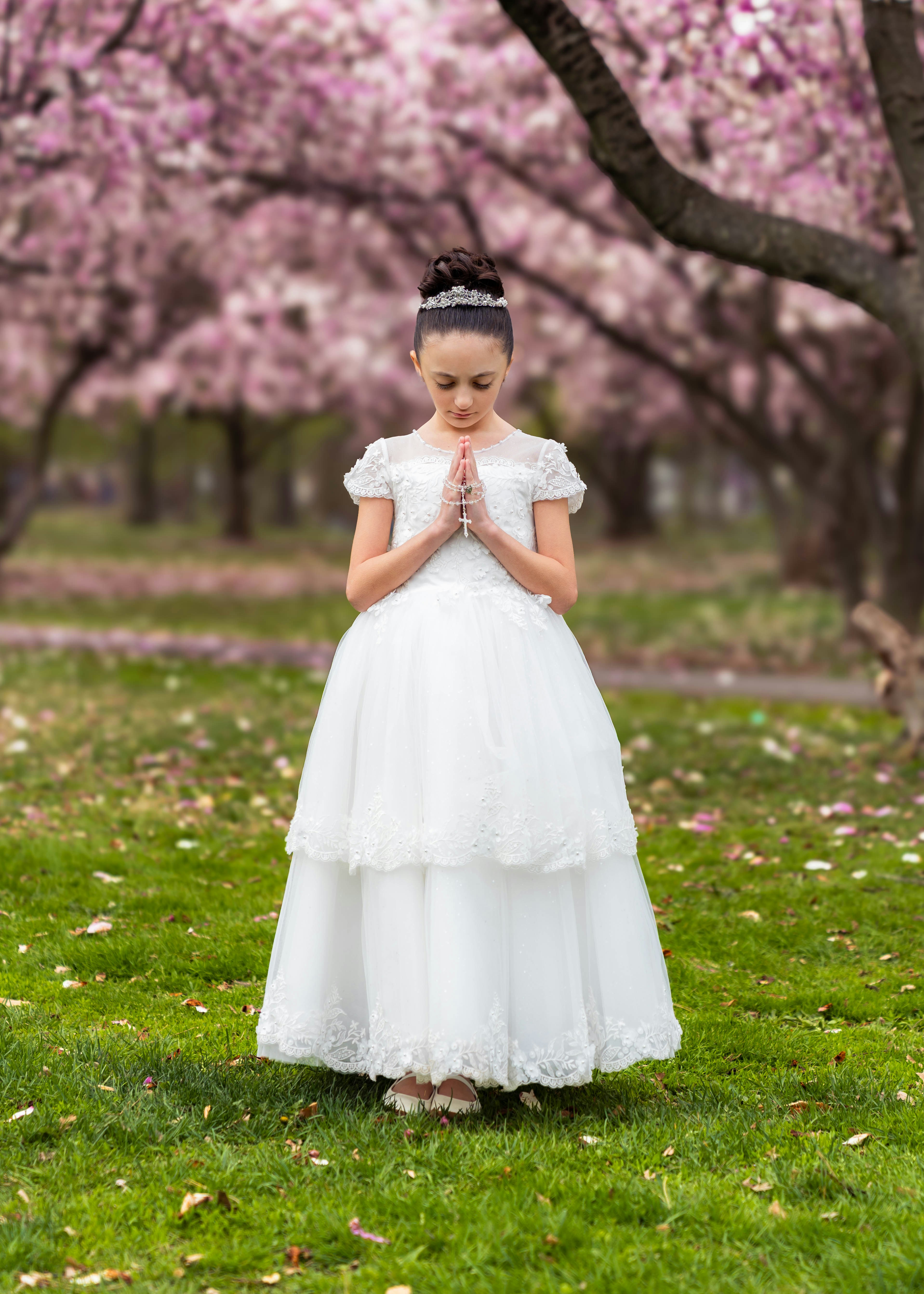 Vestido de comunión al aire libre para niña con corona de flores naturales