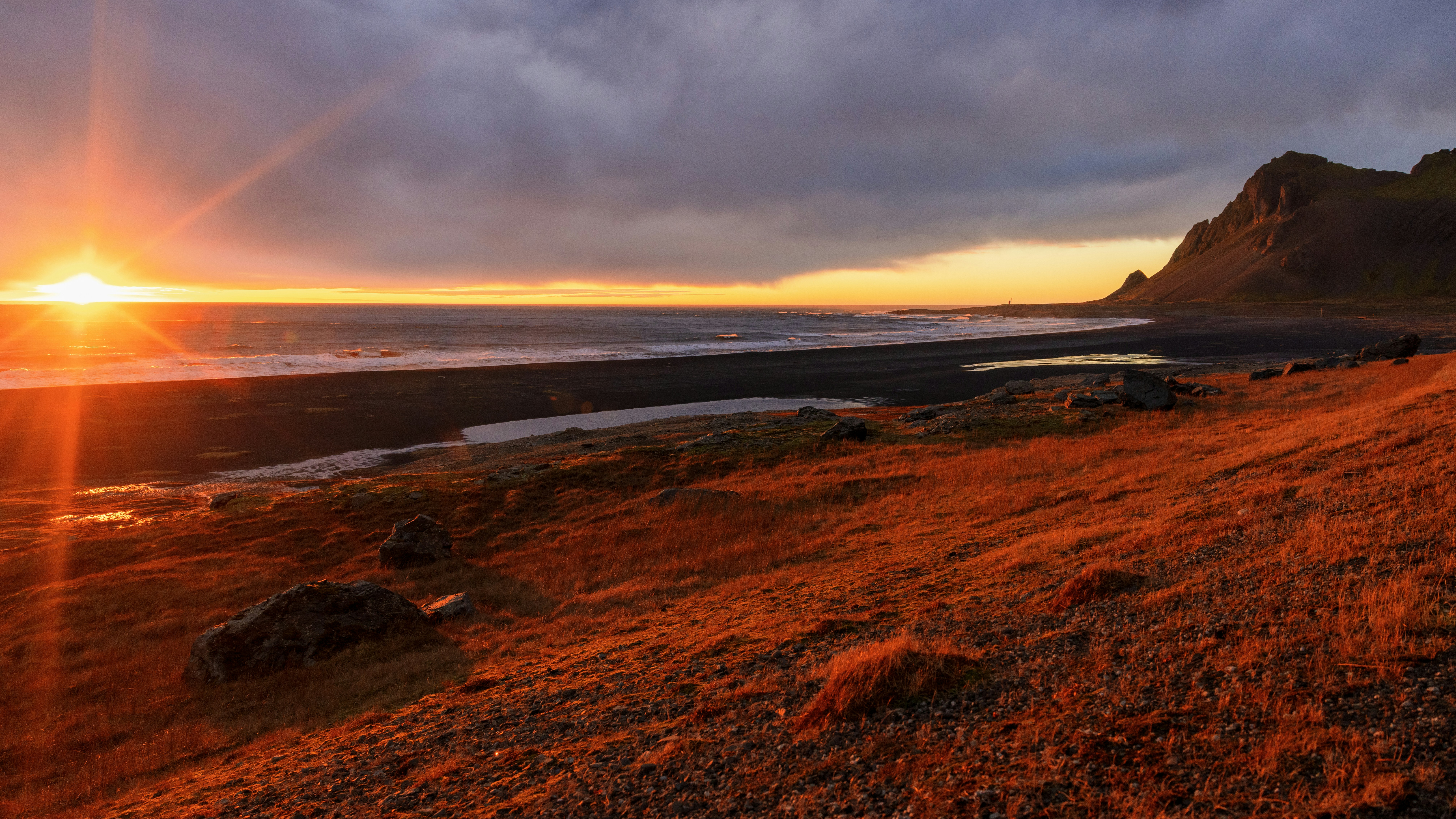 Goldener Sonnenuntergang erleuchtet die Küste.