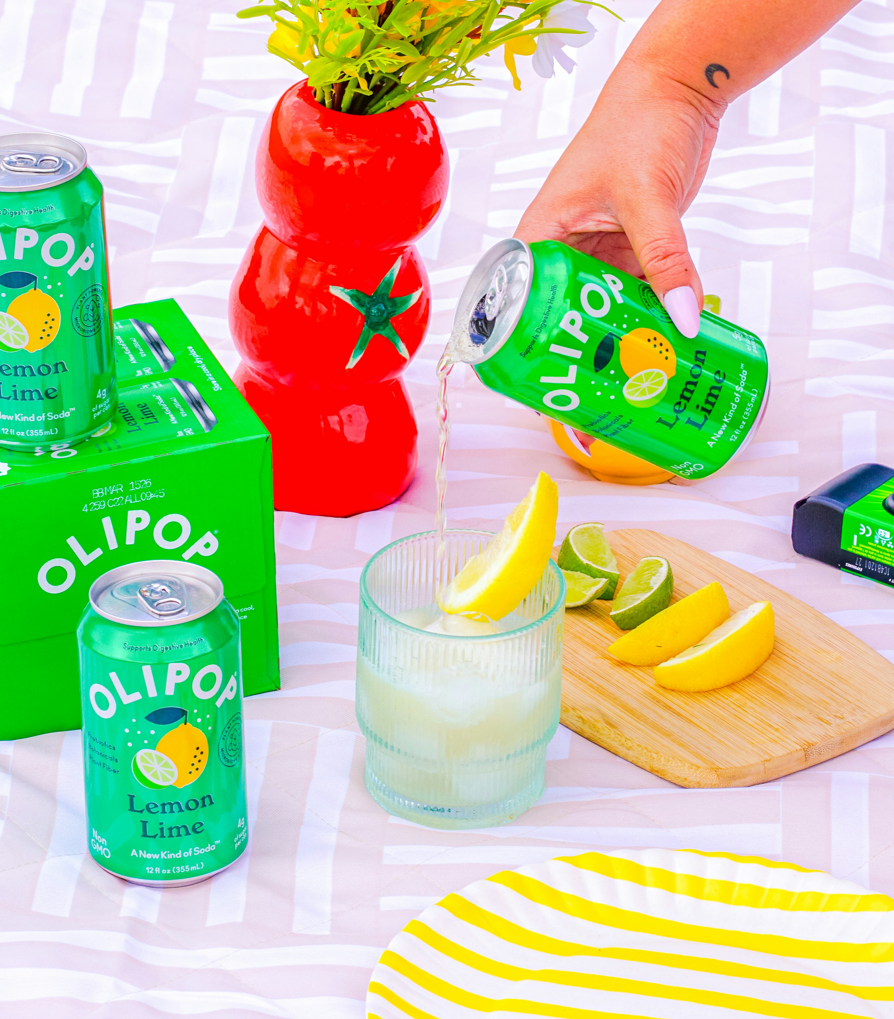 L'olipop al limone e lime viene versato in un bicchiere.