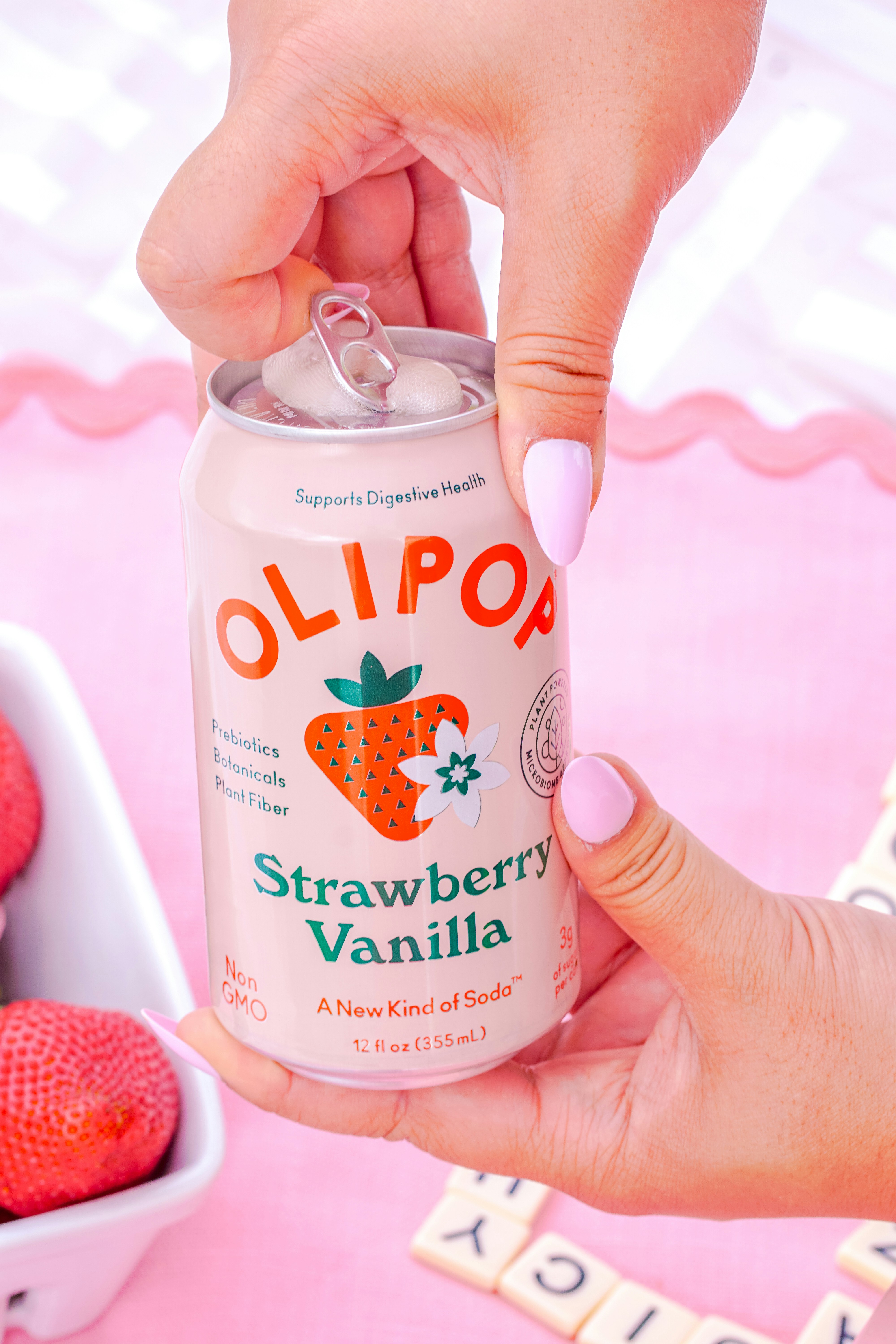 Qualcuno sta aprendo una lattina di soda alla vaniglia e fragola.