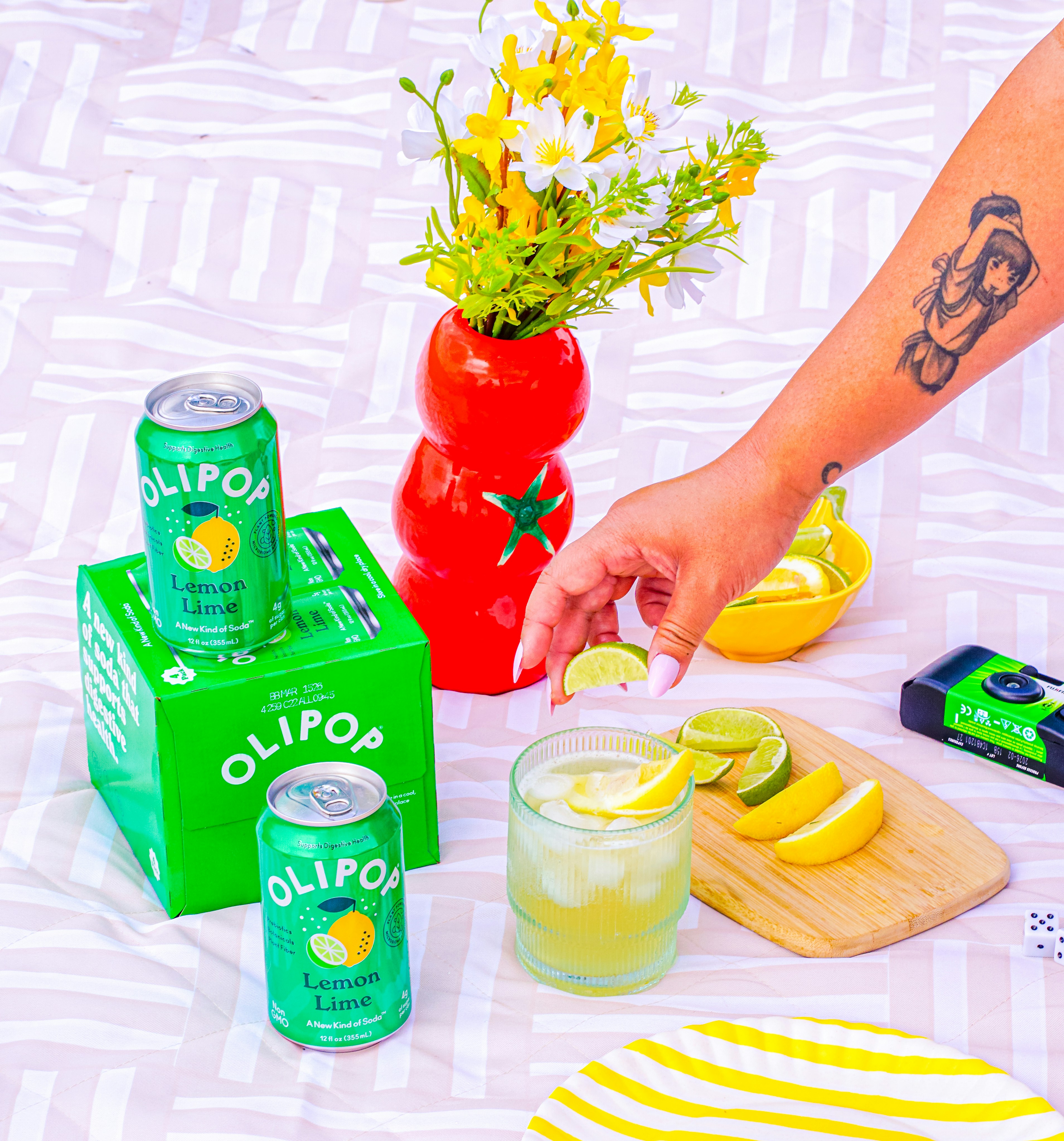 Le lattine di olipop al limone e lime sono pronte per un picnic.